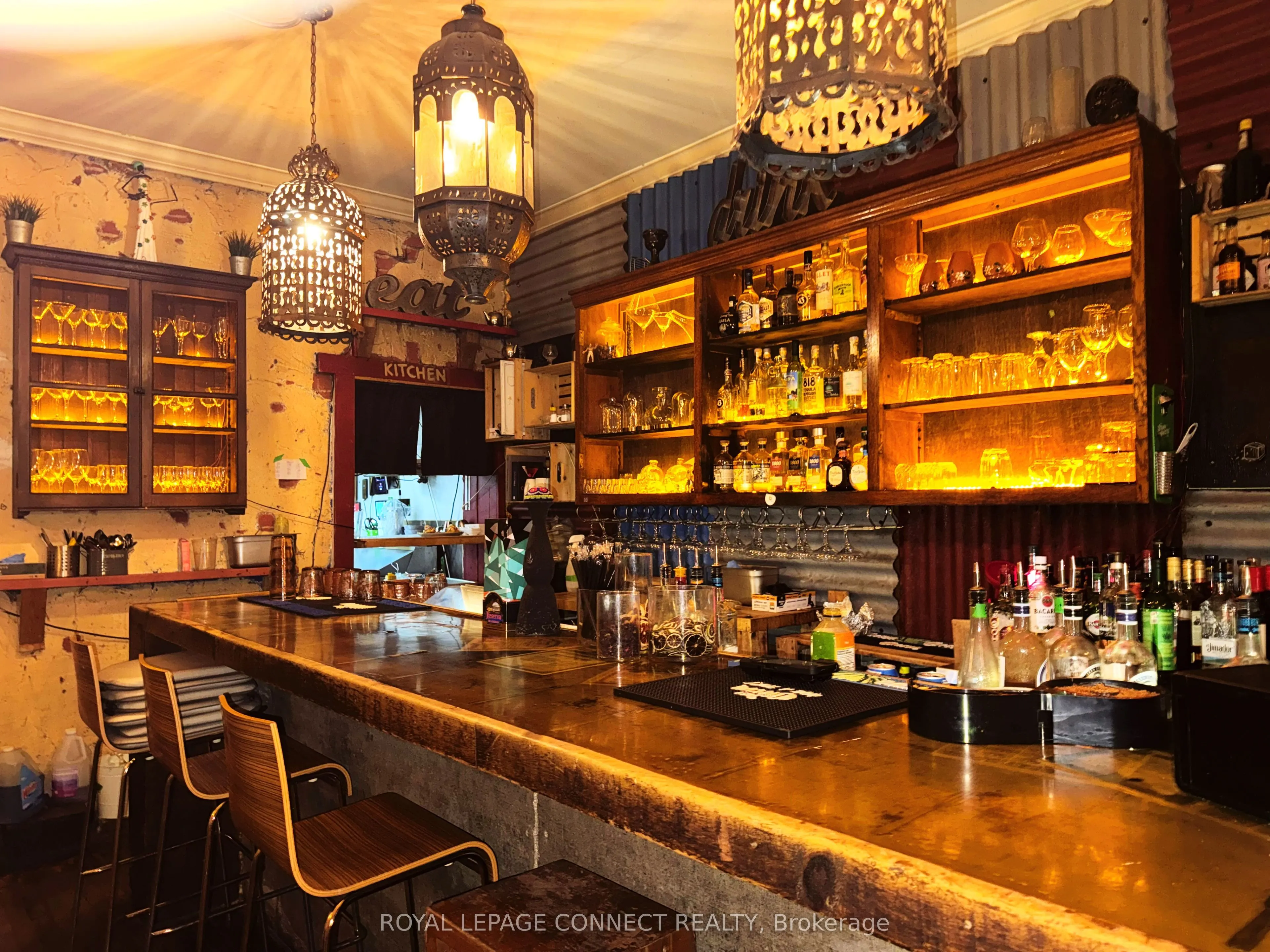 942 Queen Street W