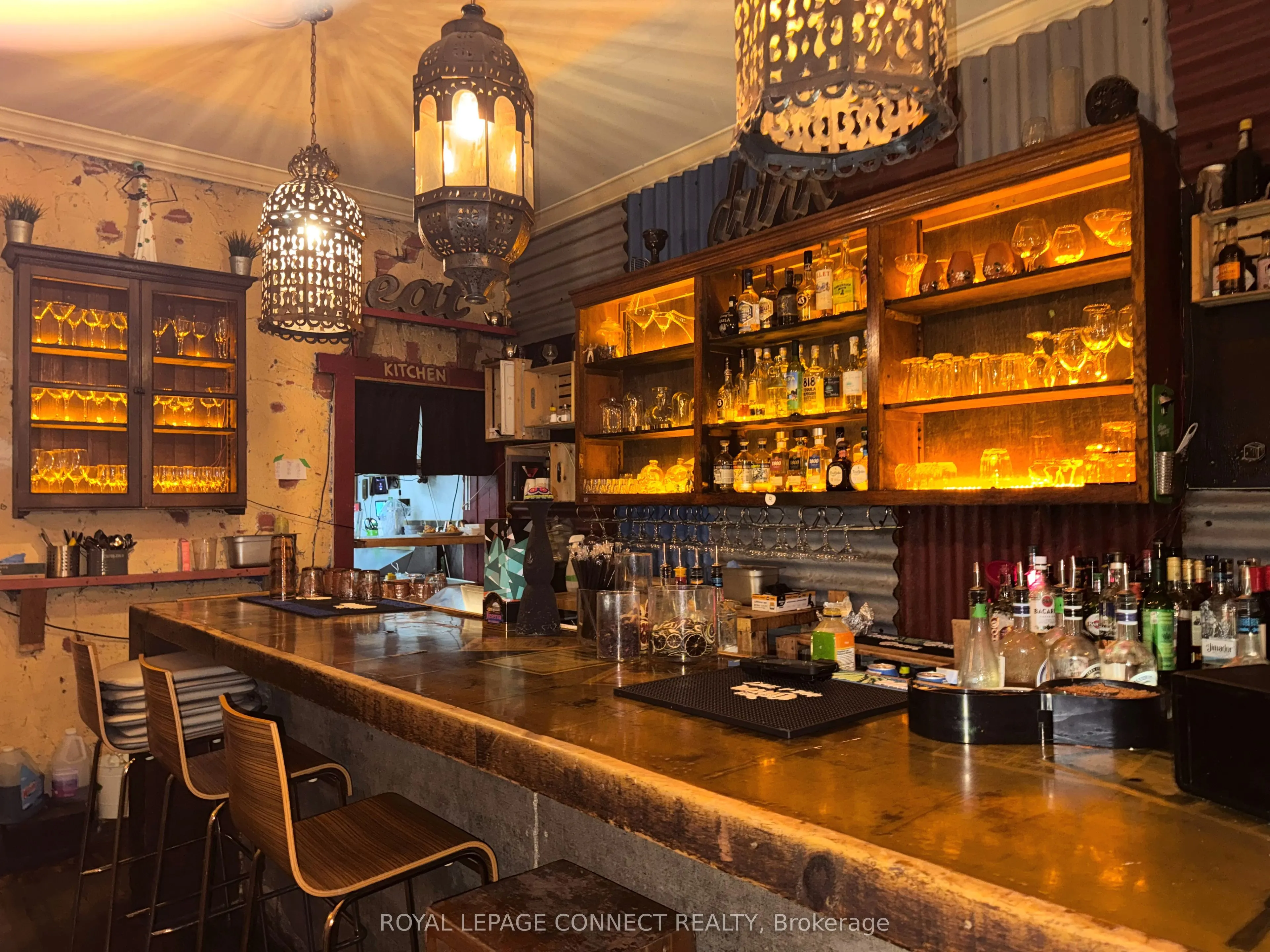 942 Queen Street W