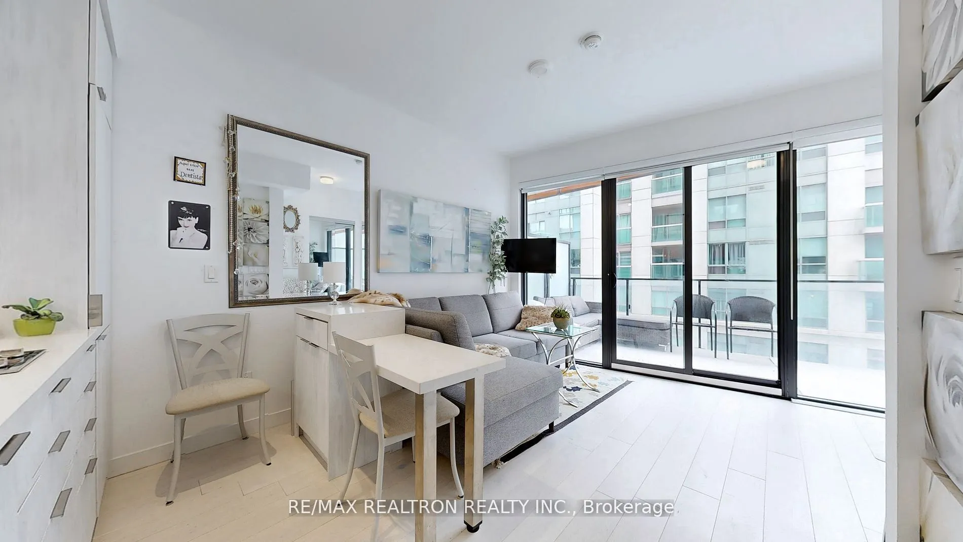 215 Queen Street W, #1016
