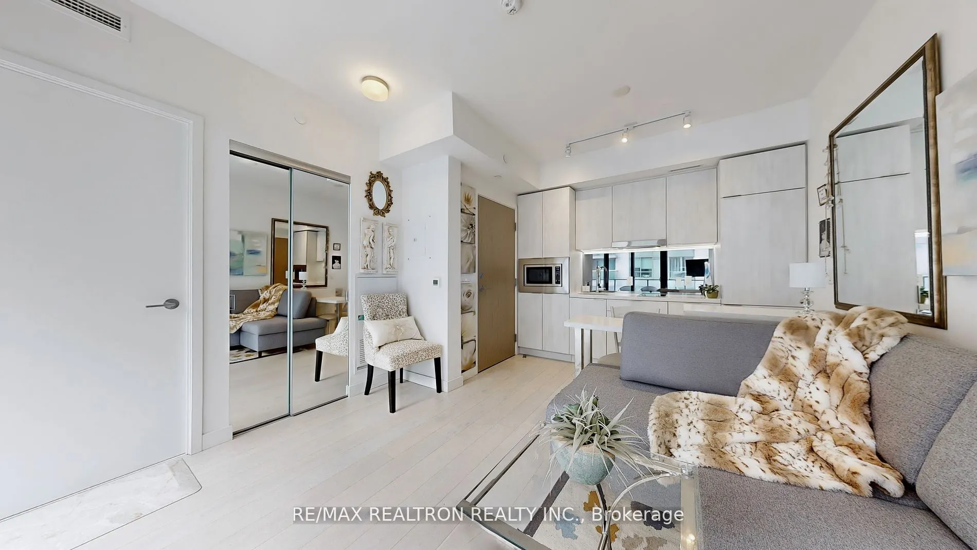 215 Queen Street W, #1016