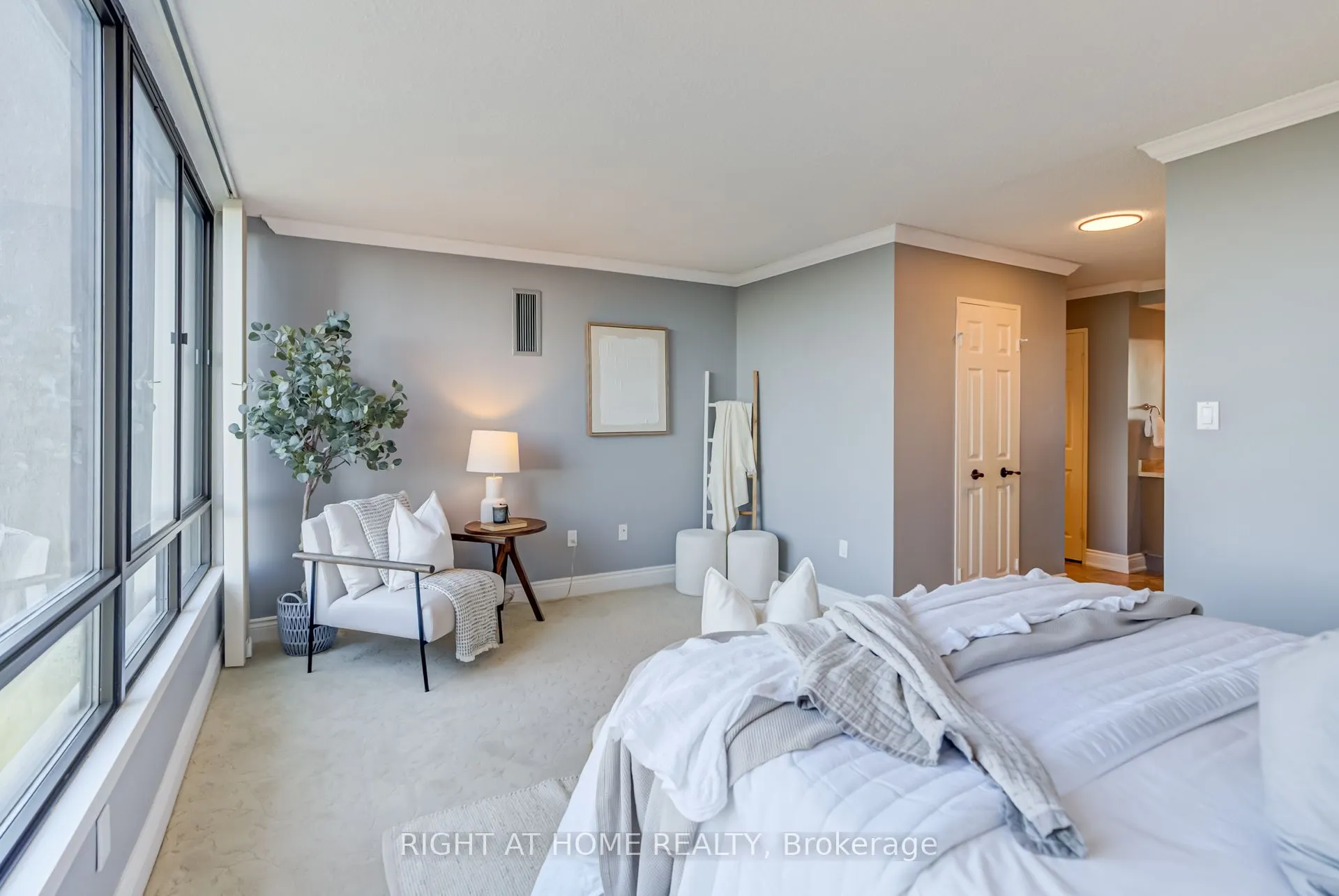 65 Skymark Drive, #707
