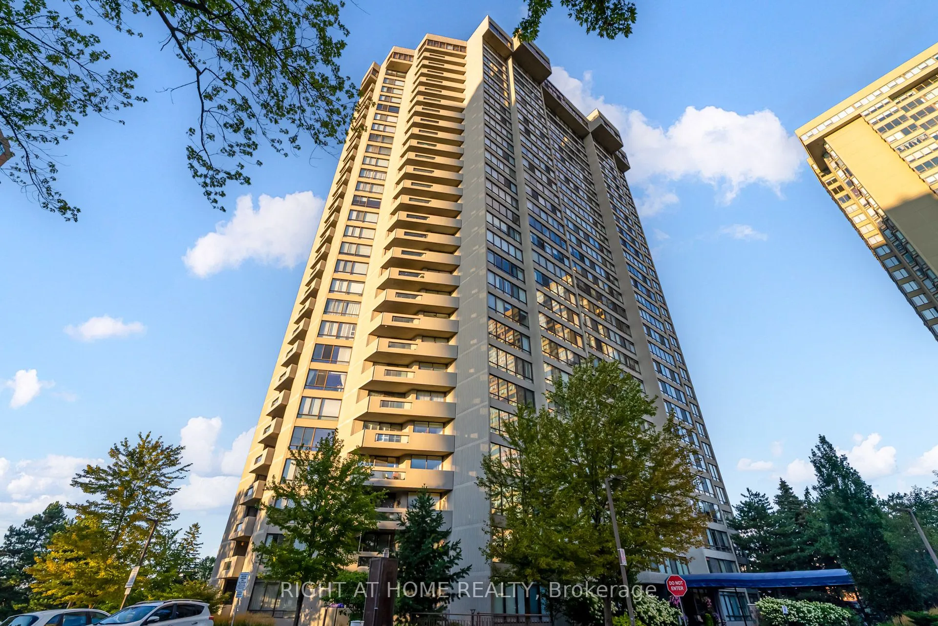 65 Skymark Drive, #707