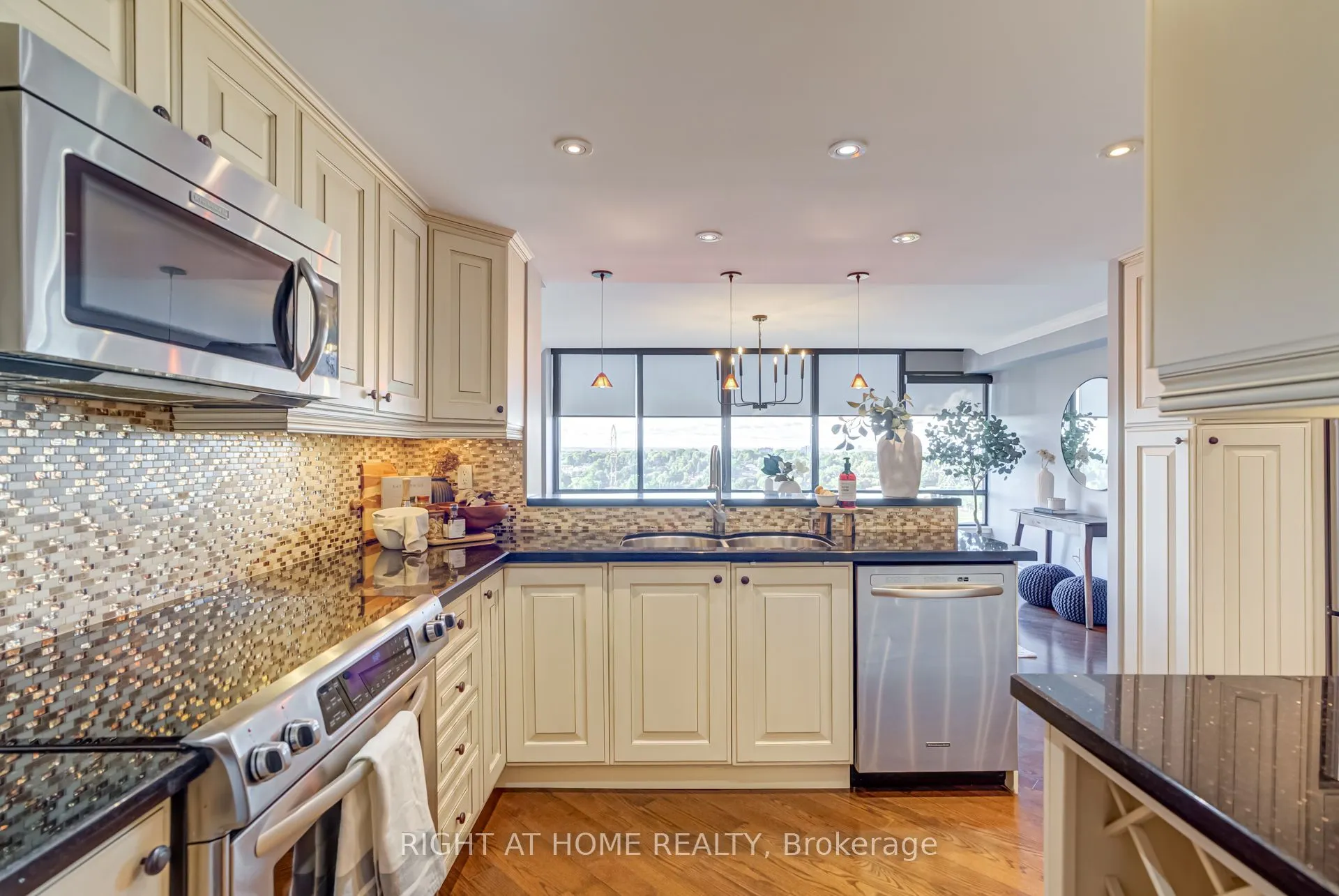 65 Skymark Drive, #707