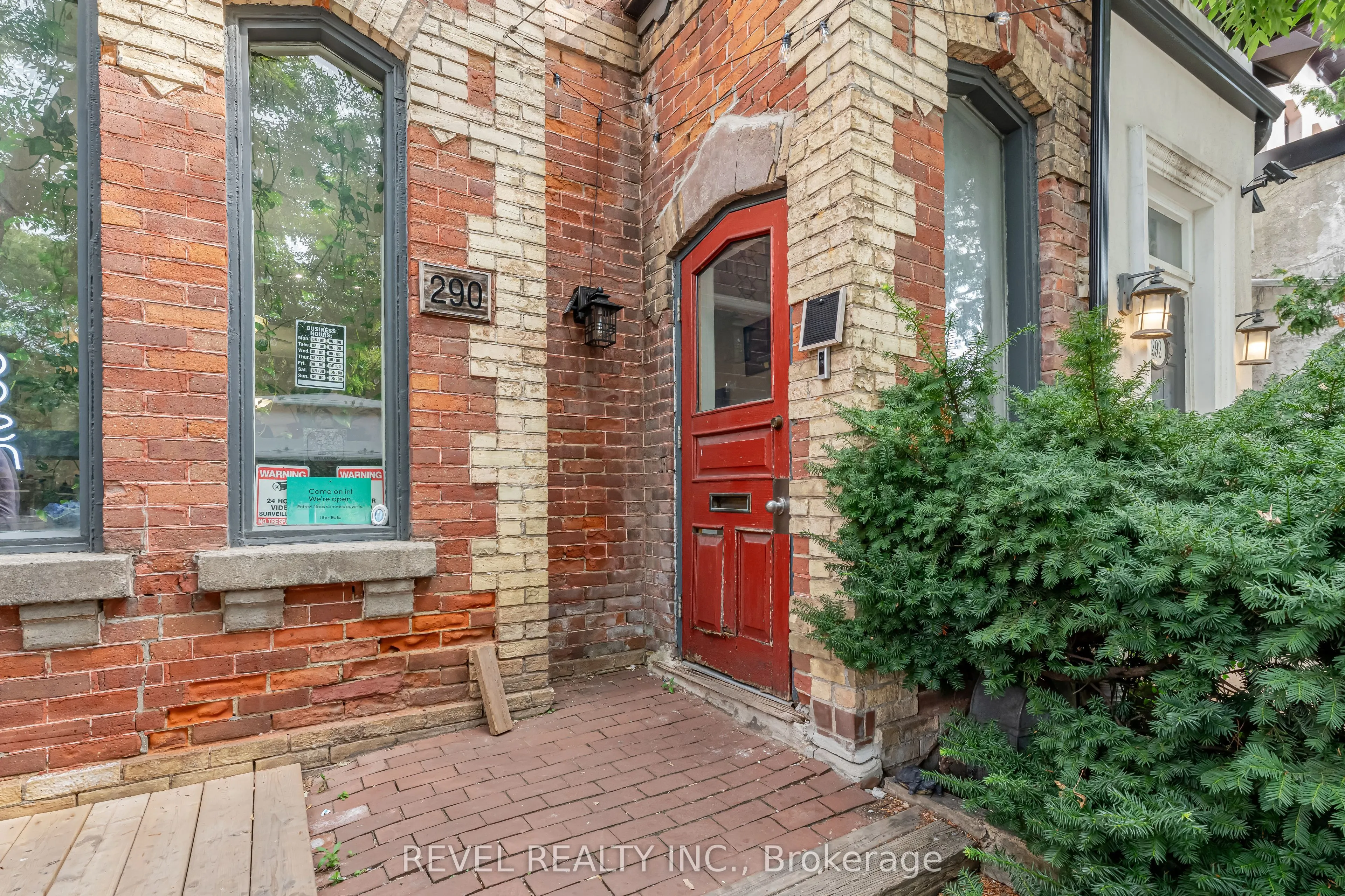 290 Gerrard Street E