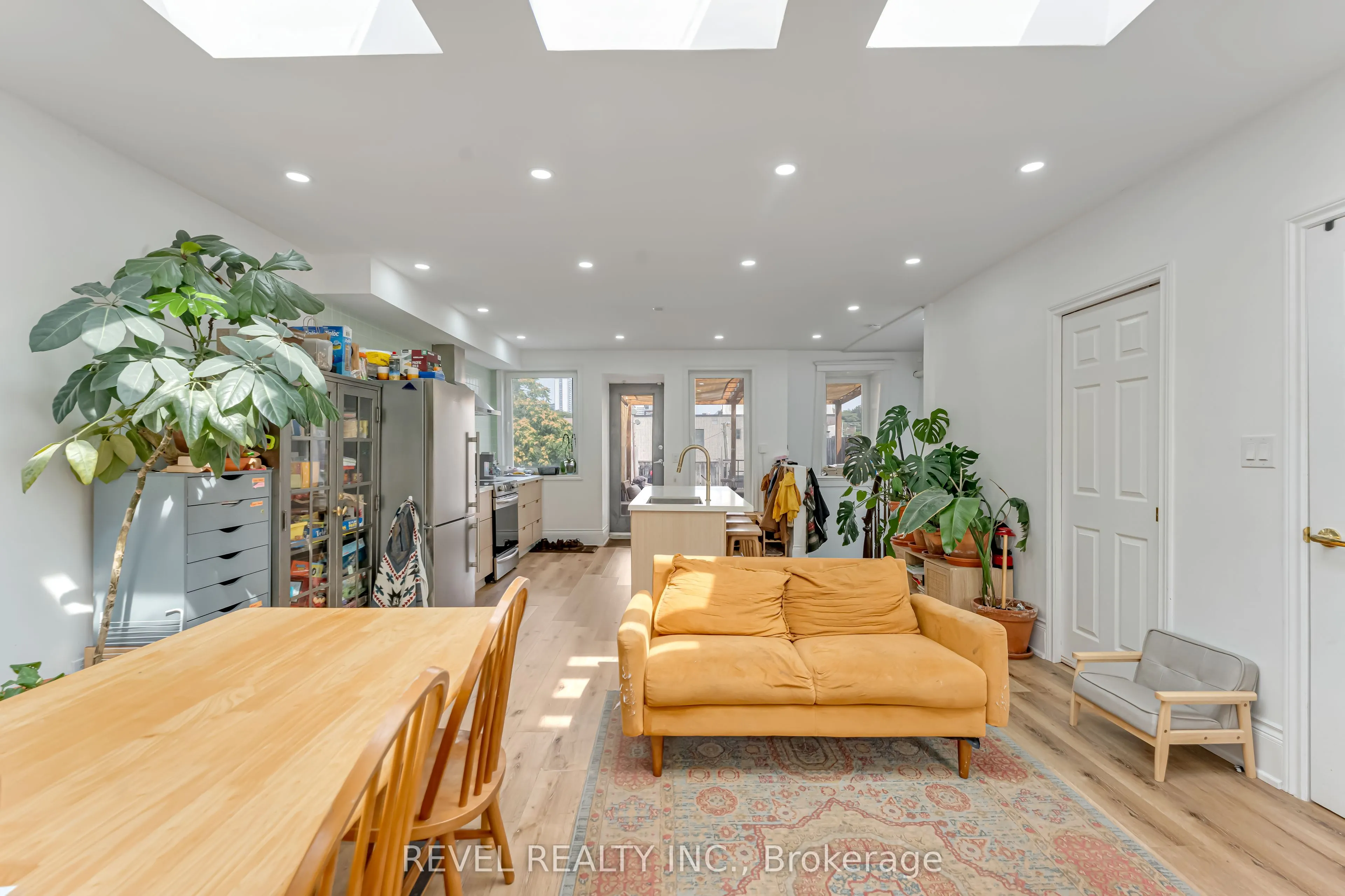 290 Gerrard Street E