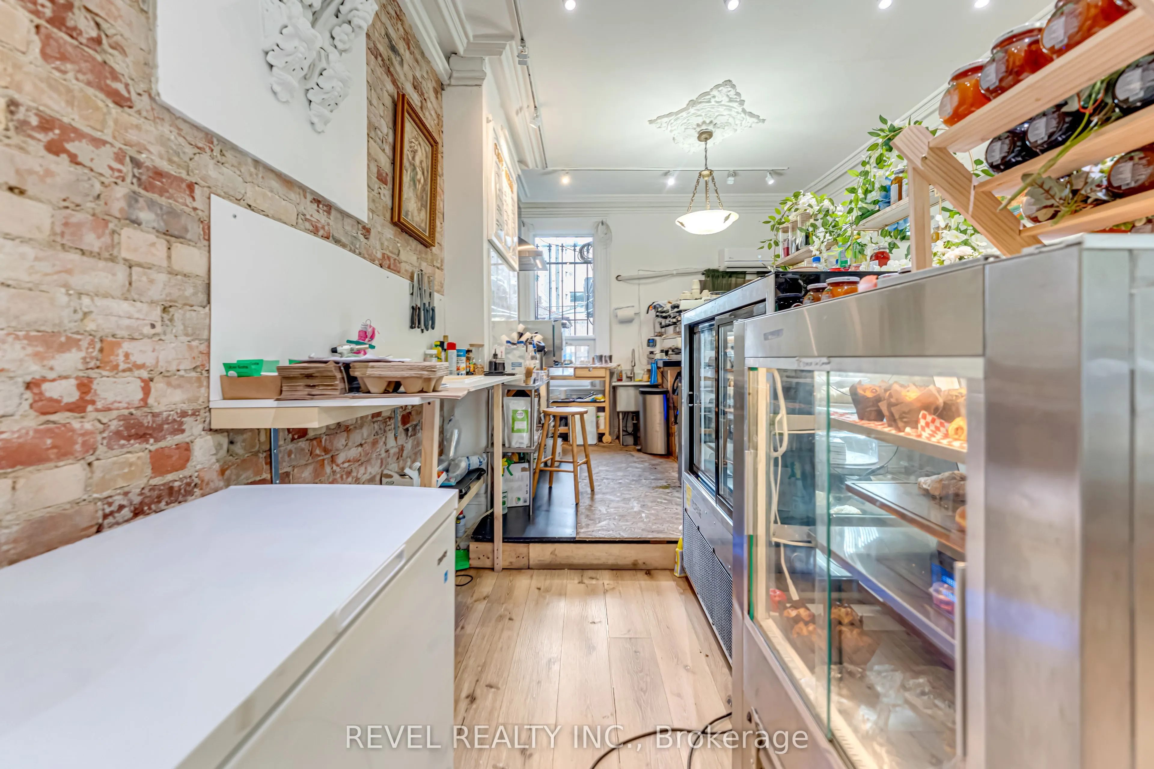290 Gerrard Street E