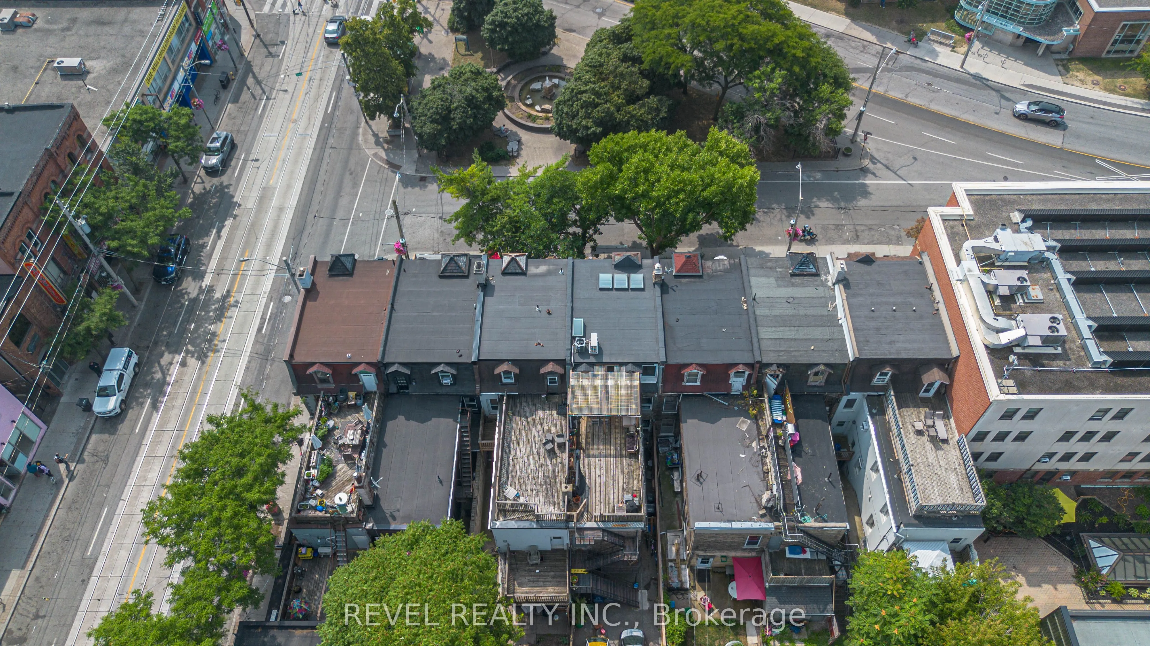 290 Gerrard Street E