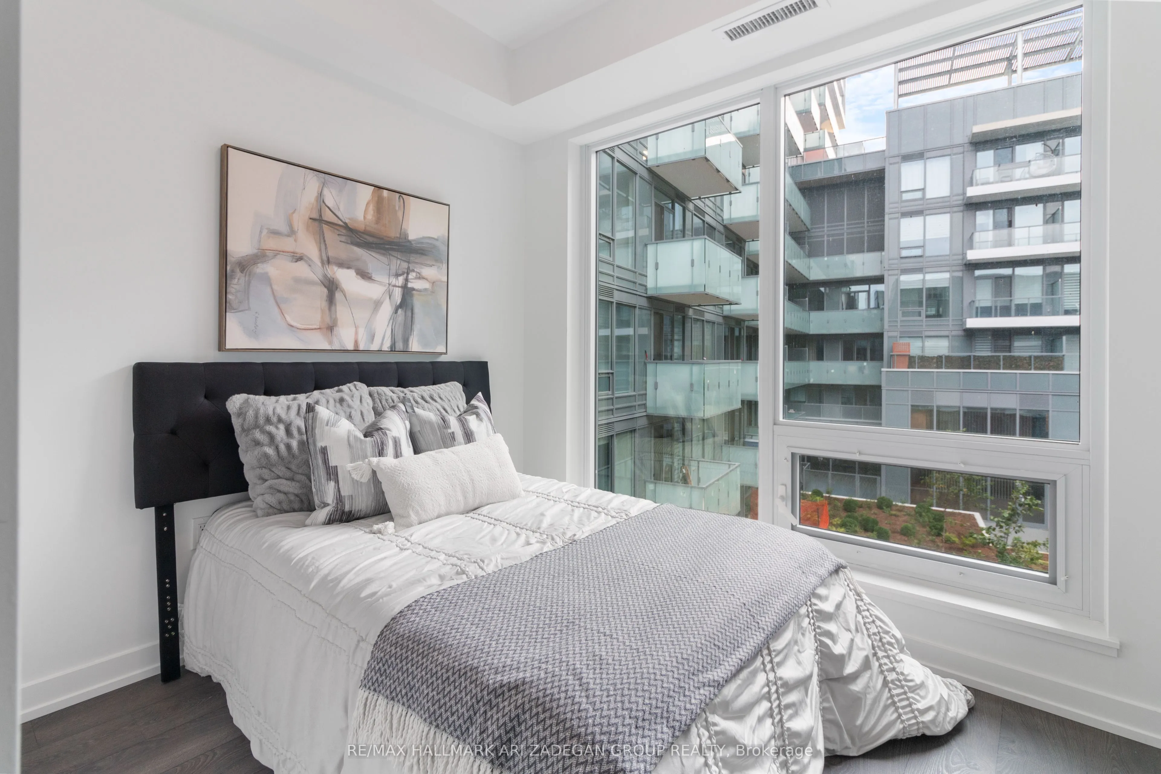 8 Olympic Gdn Drive, #S607