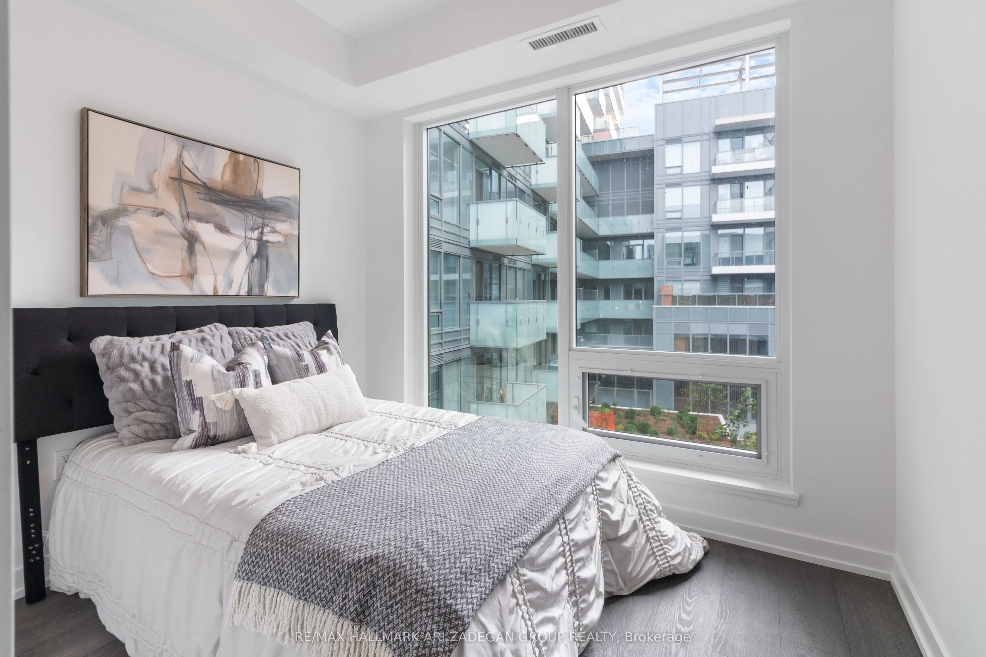8 Olympic Gdn Drive, #S607