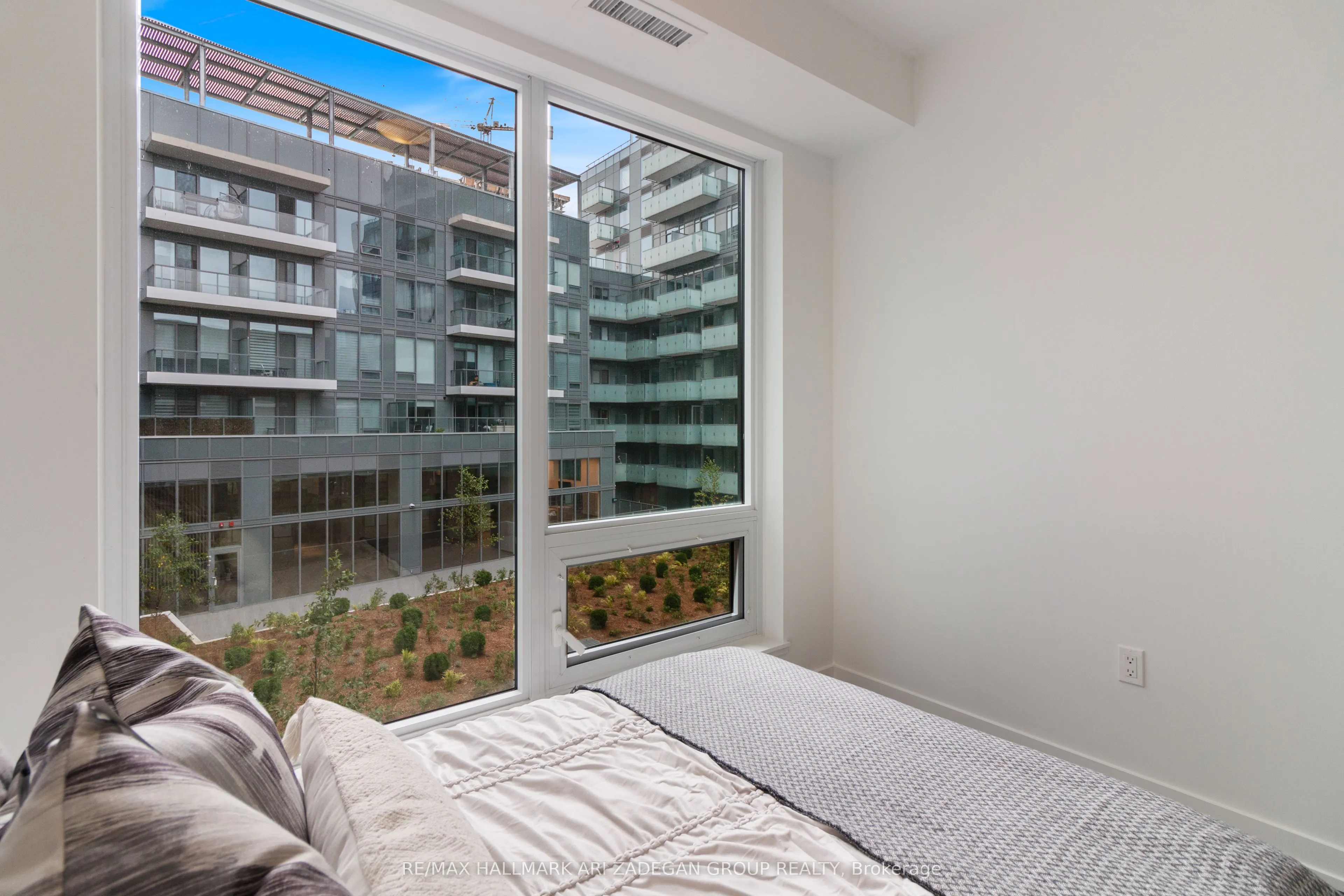 8 Olympic Gdn Drive, #S607