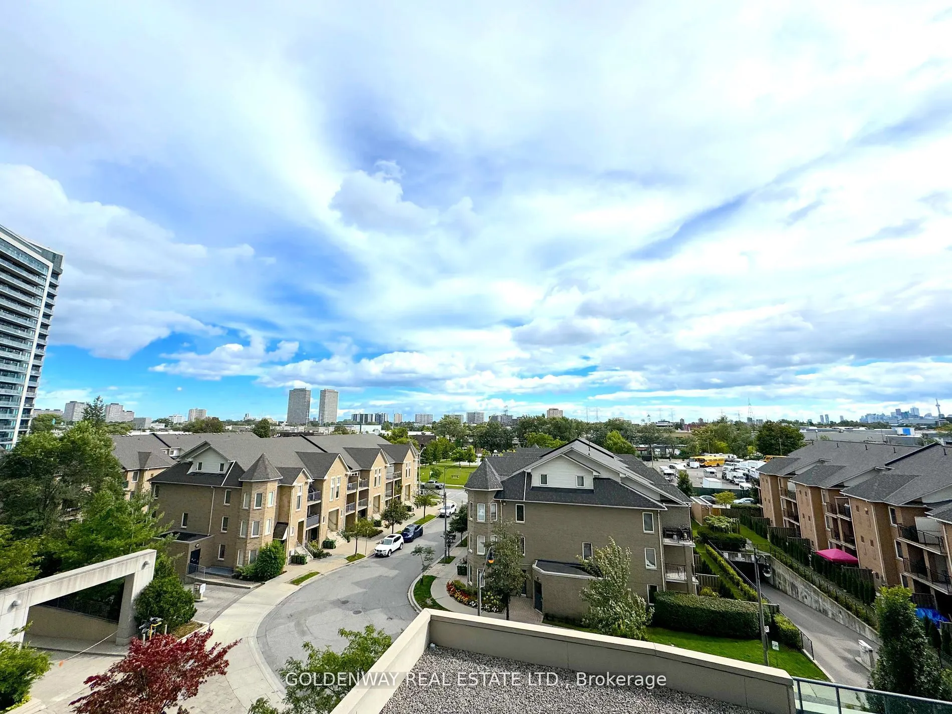35 Brian Peck Crescent, #526