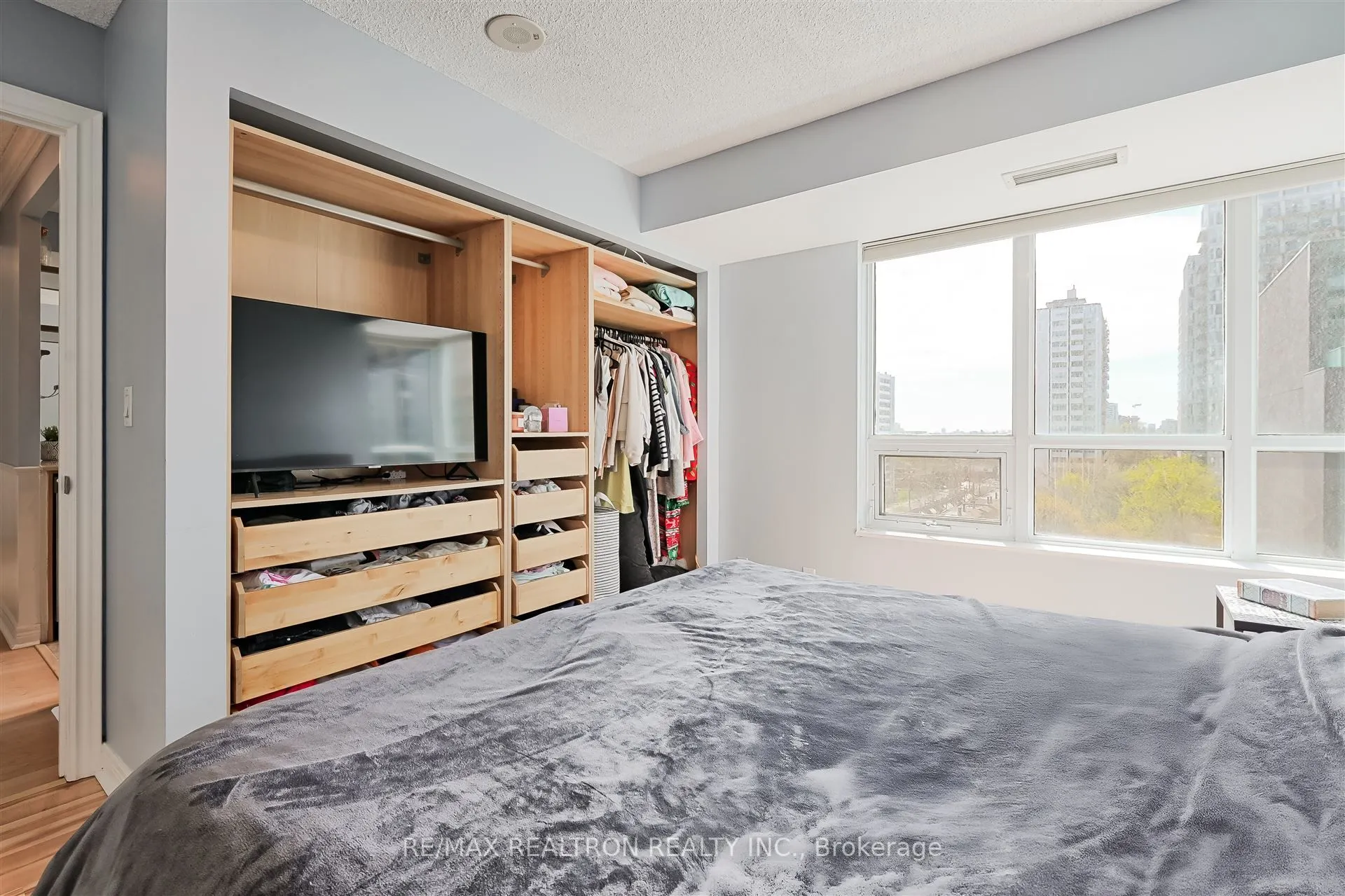 212 Eglinton Avenue E, #803