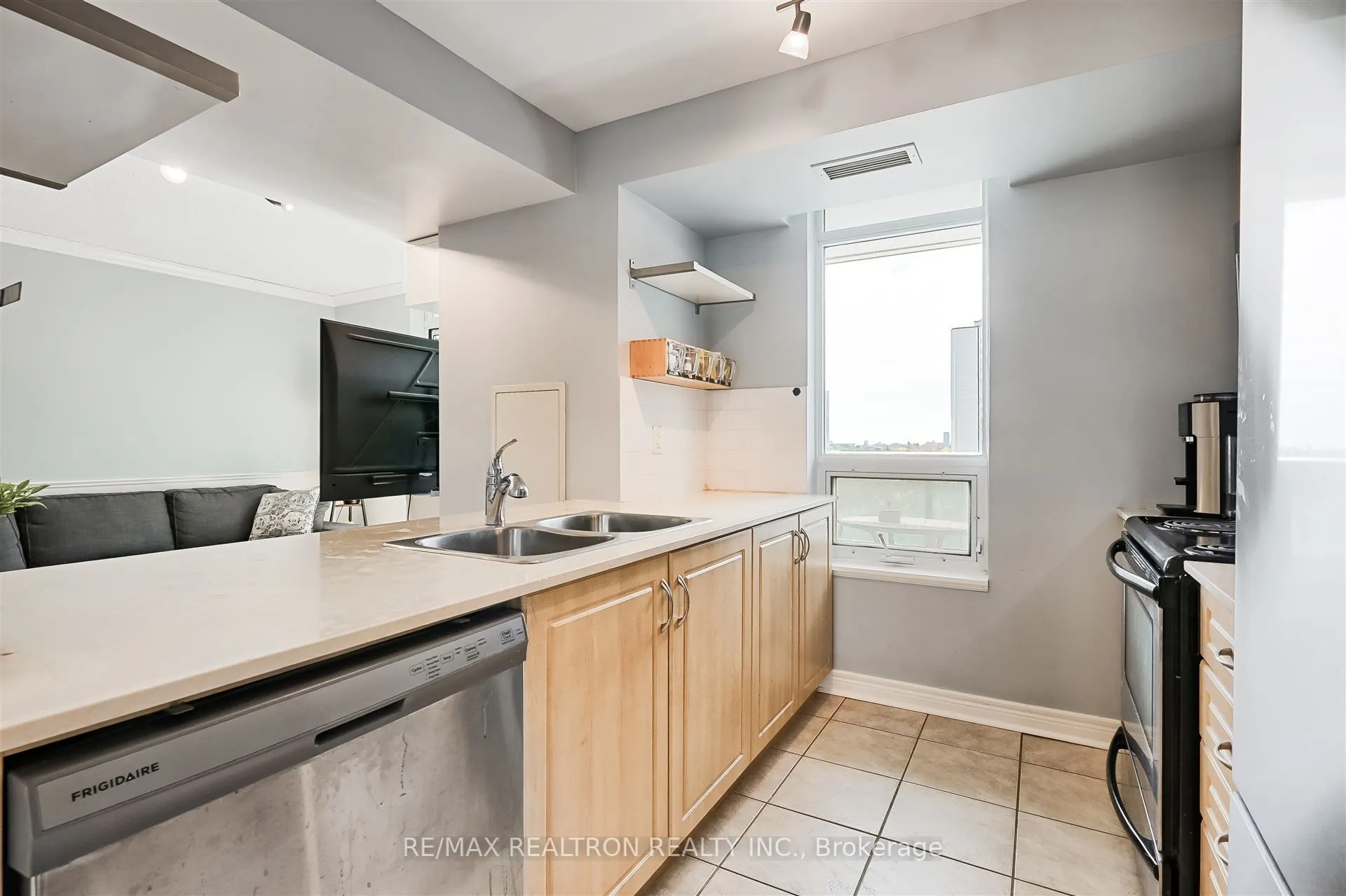 212 Eglinton Avenue E, #803