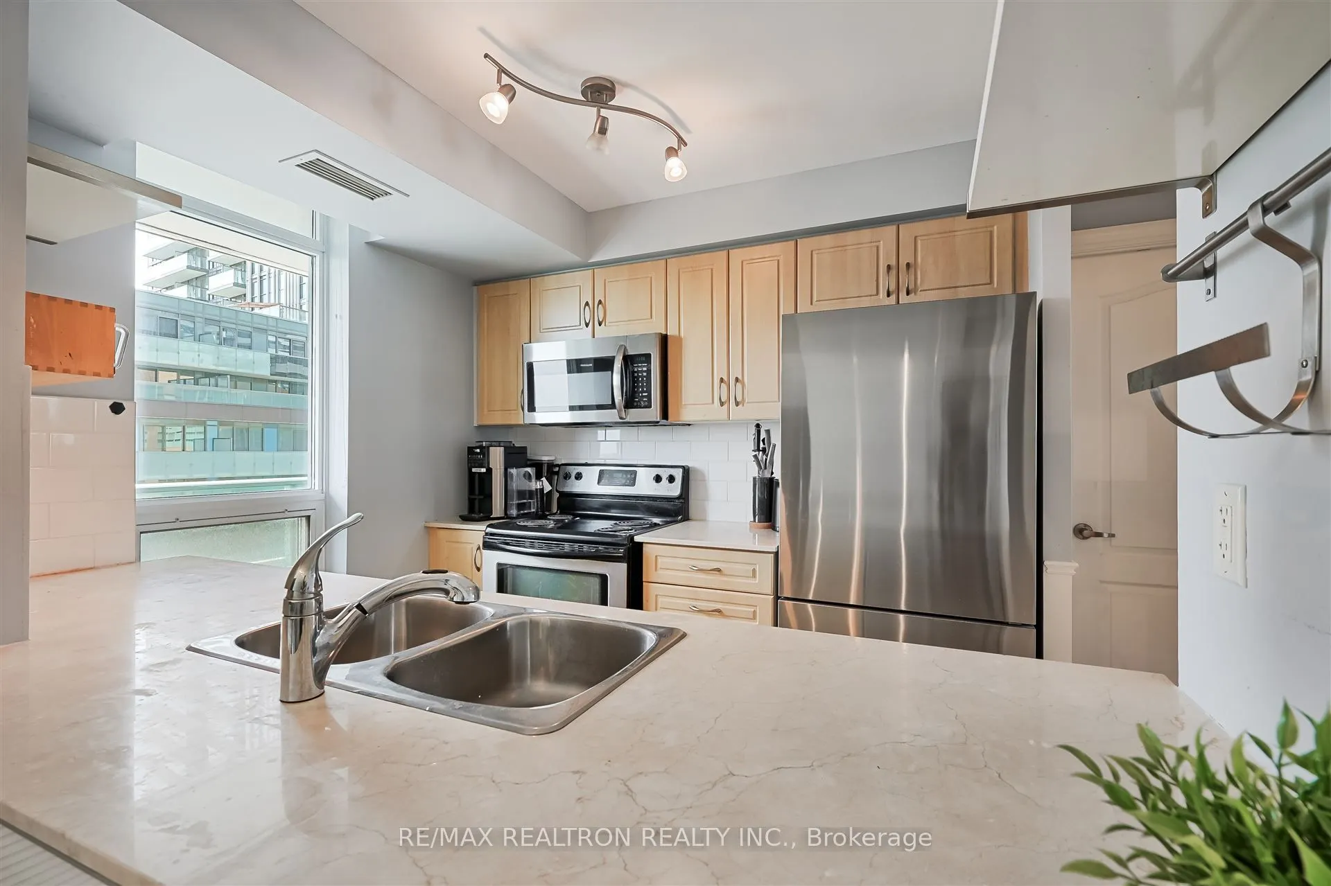 212 Eglinton Avenue E, #803