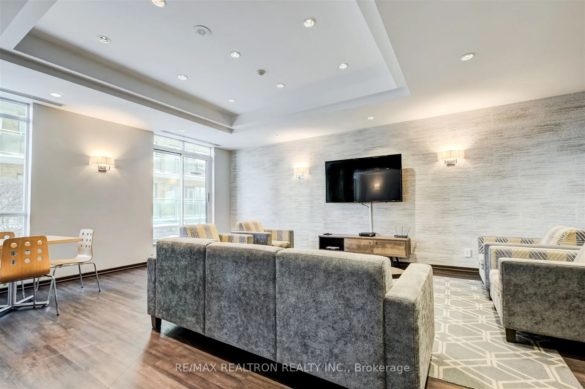 212 Eglinton Avenue E, #803