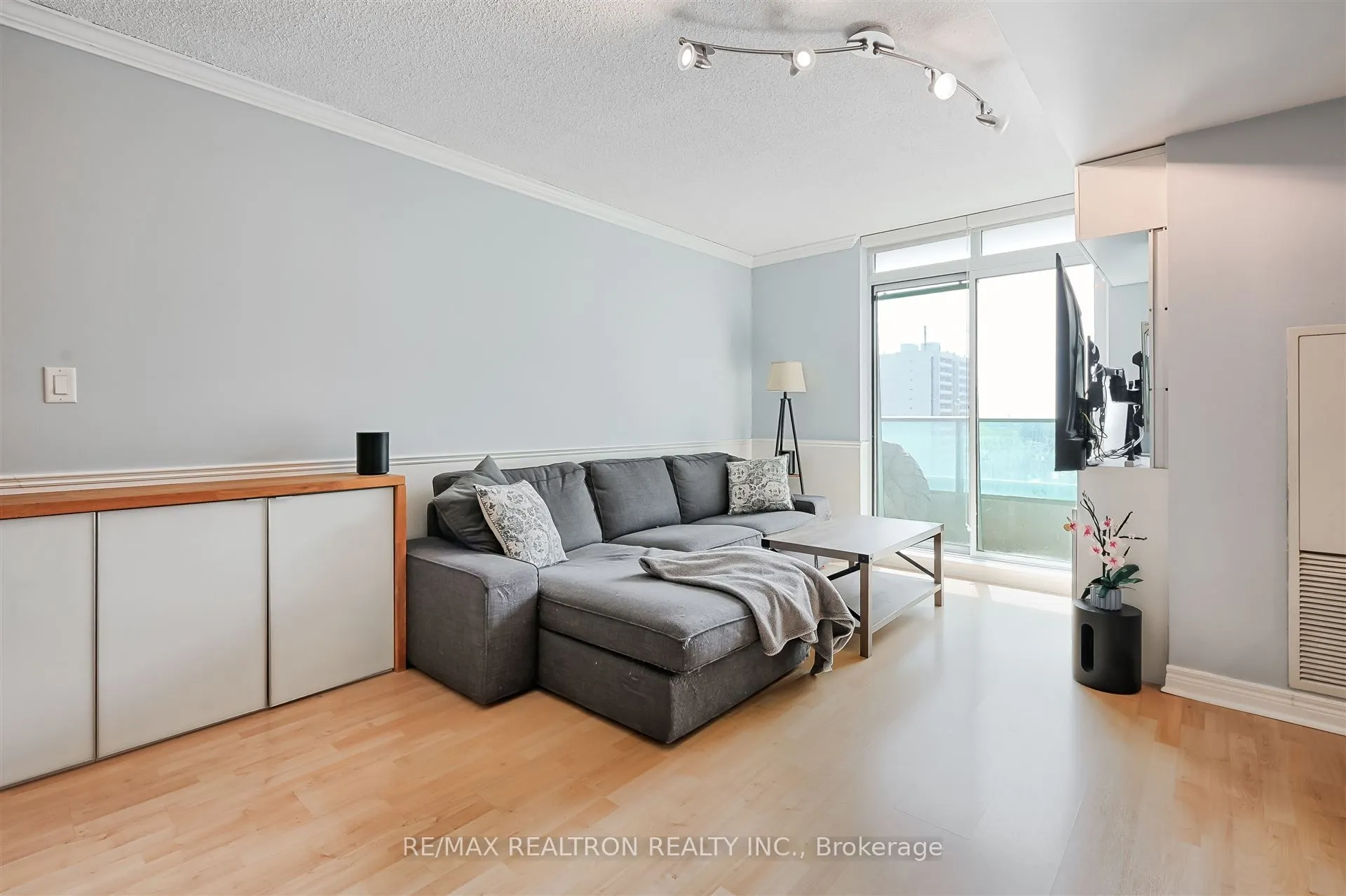 212 Eglinton Avenue E, #803