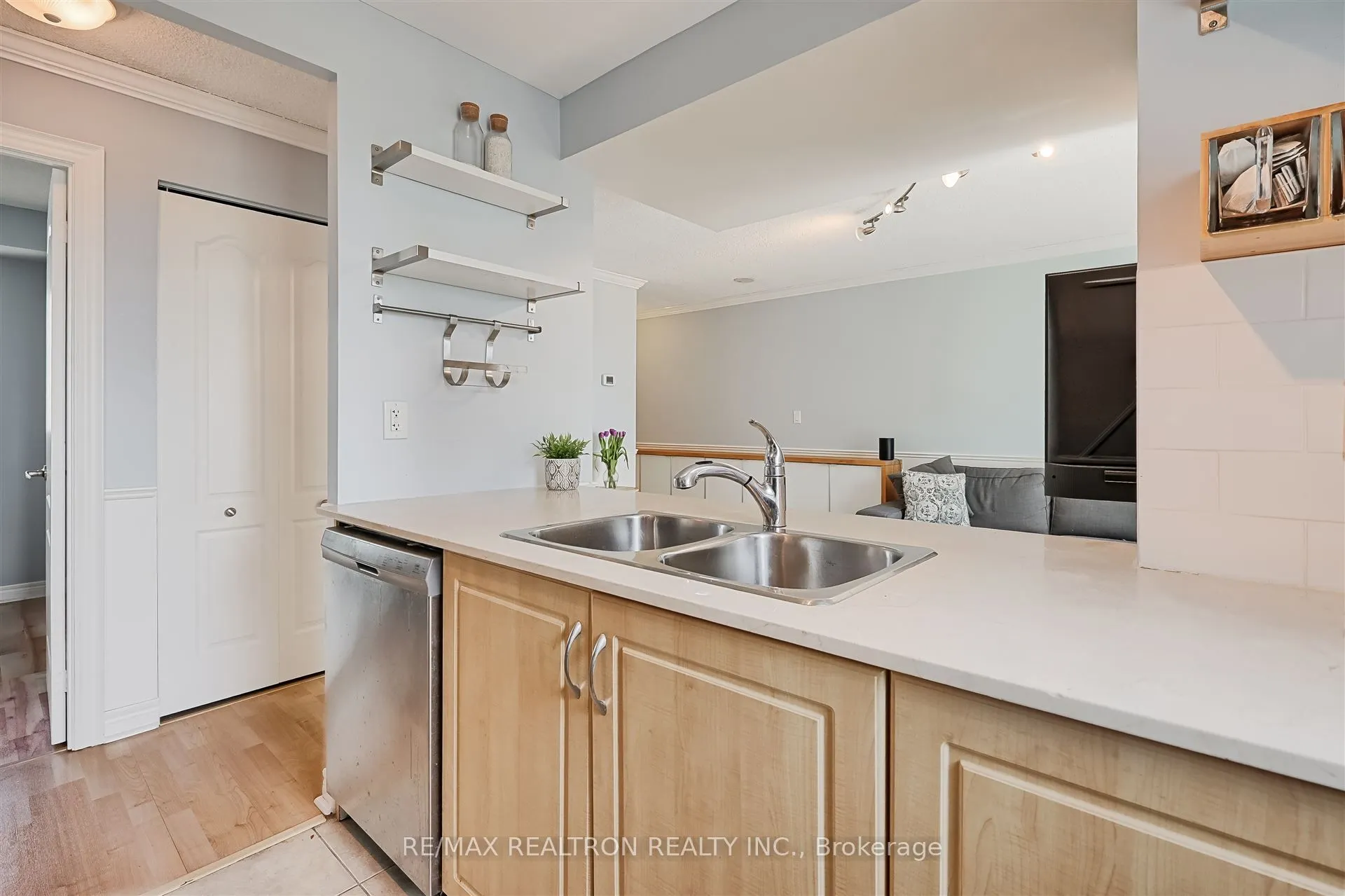 212 Eglinton Avenue E, #803