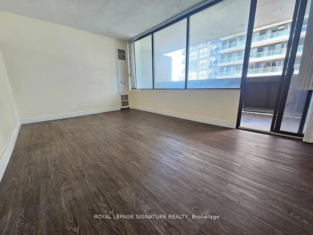 720 Spadina Avenue, #810