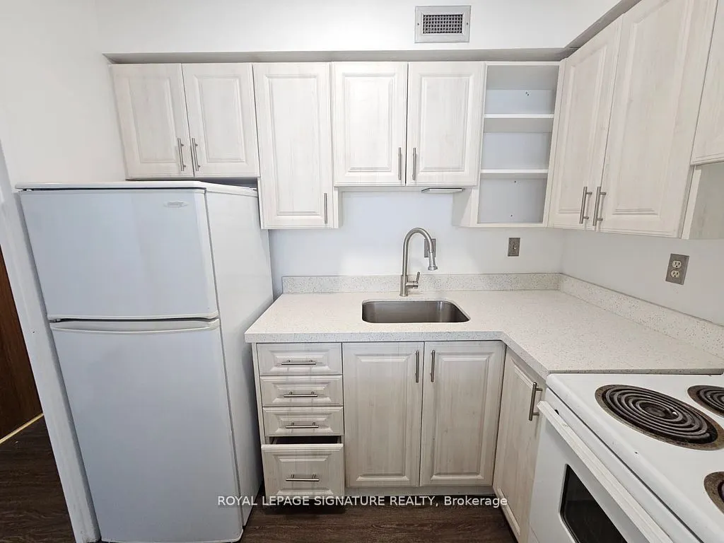 720 Spadina Avenue, #810