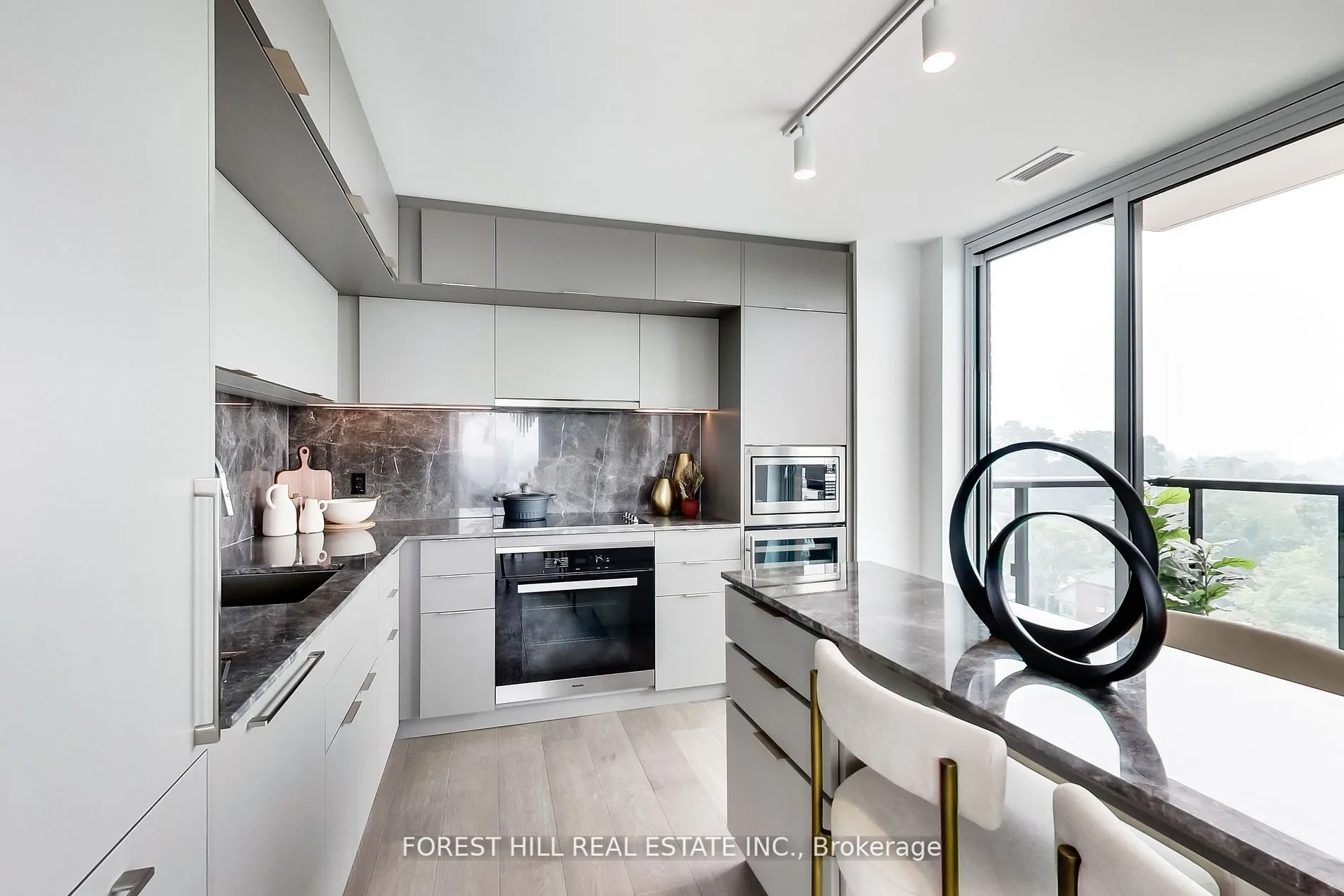 185 Alberta Avenue, #807