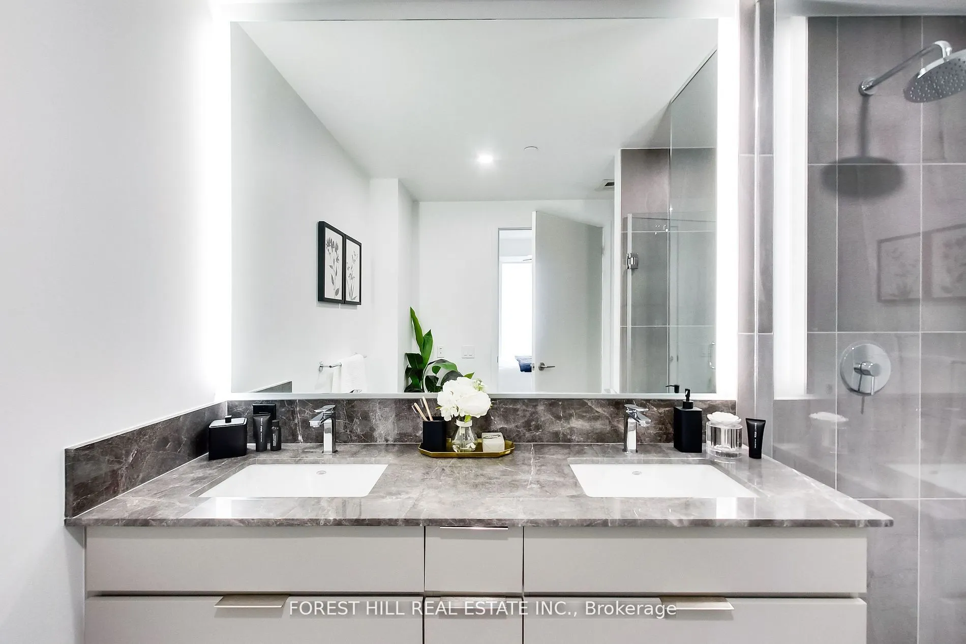 185 Alberta Avenue, #807