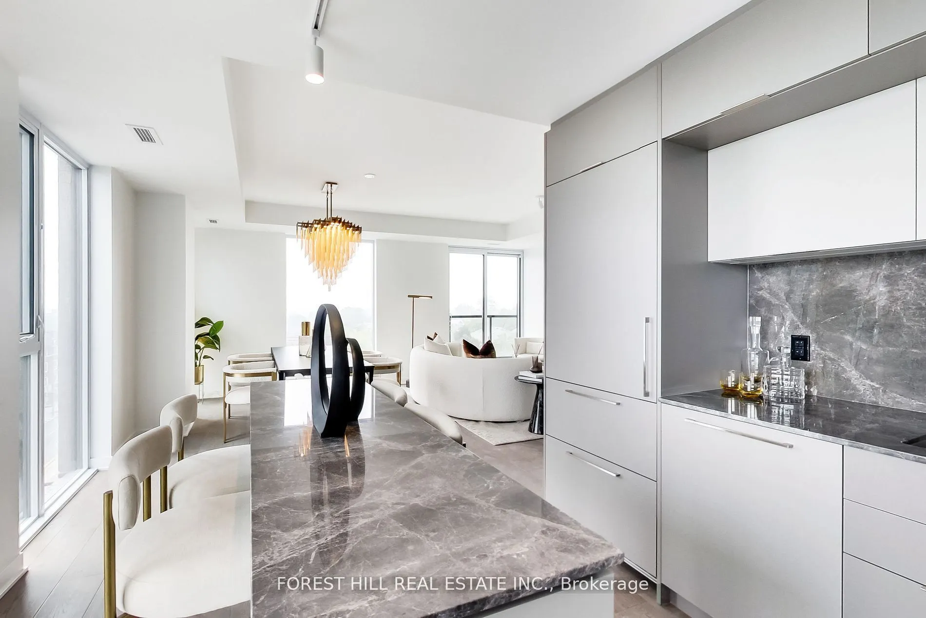185 Alberta Avenue, #807