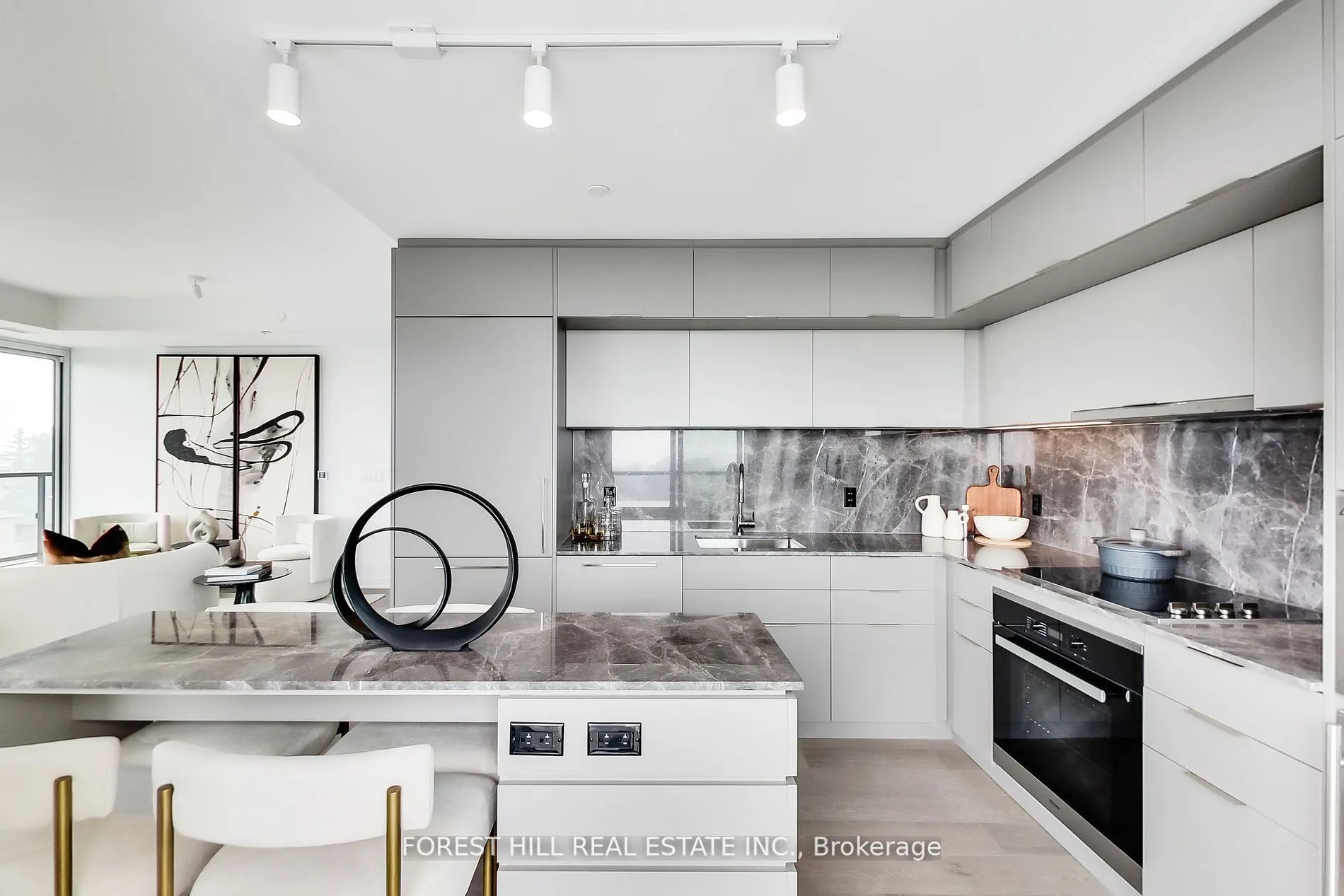185 Alberta Avenue, #807