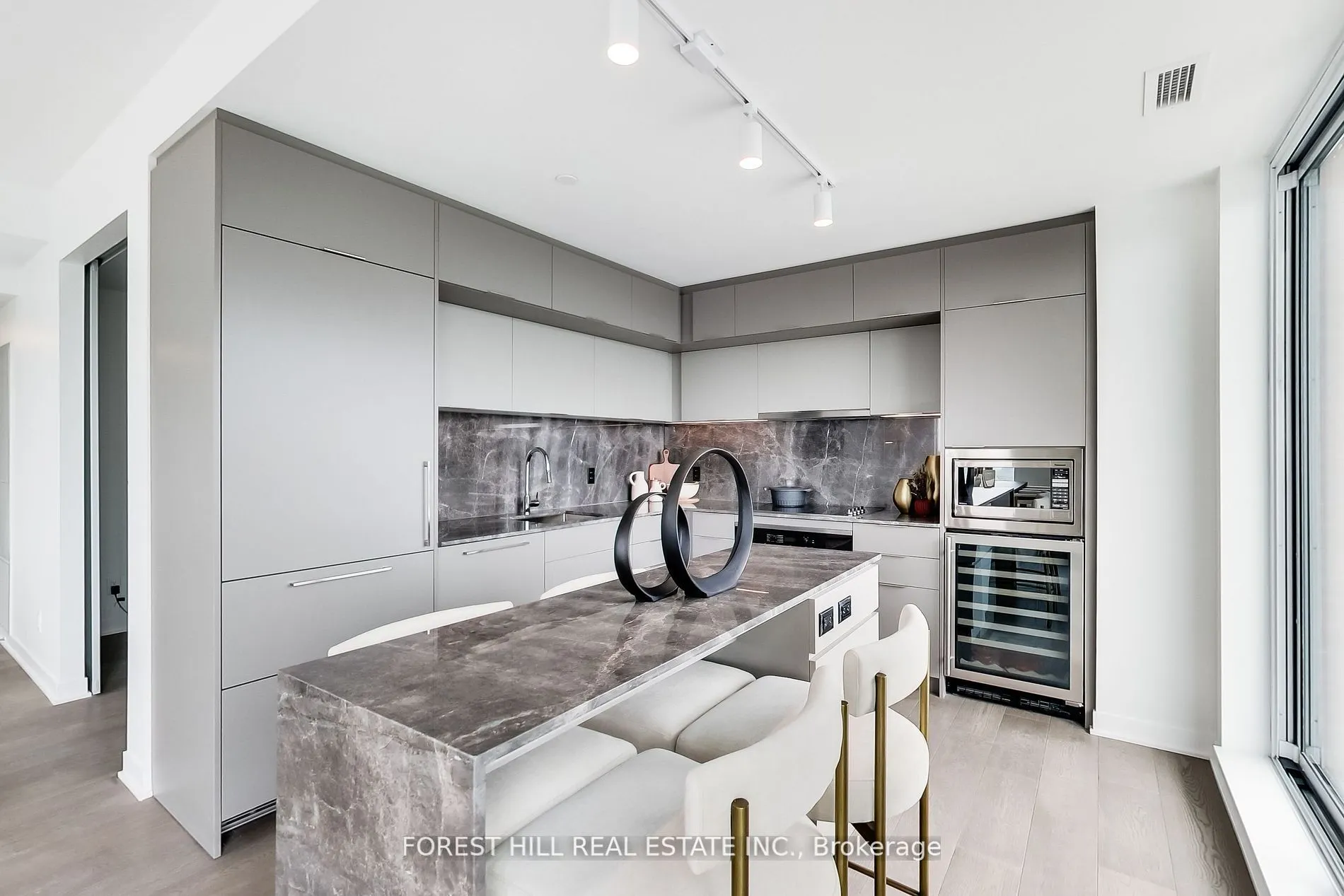 185 Alberta Avenue, #807
