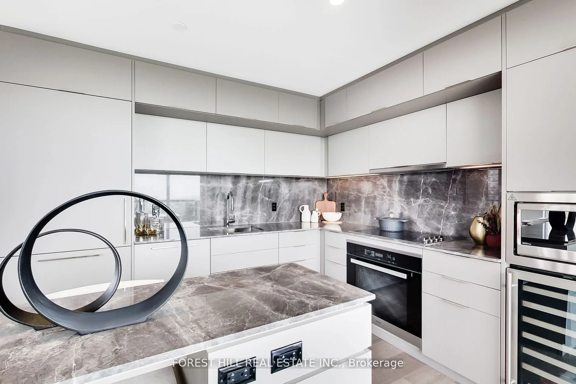 185 Alberta Avenue, #807