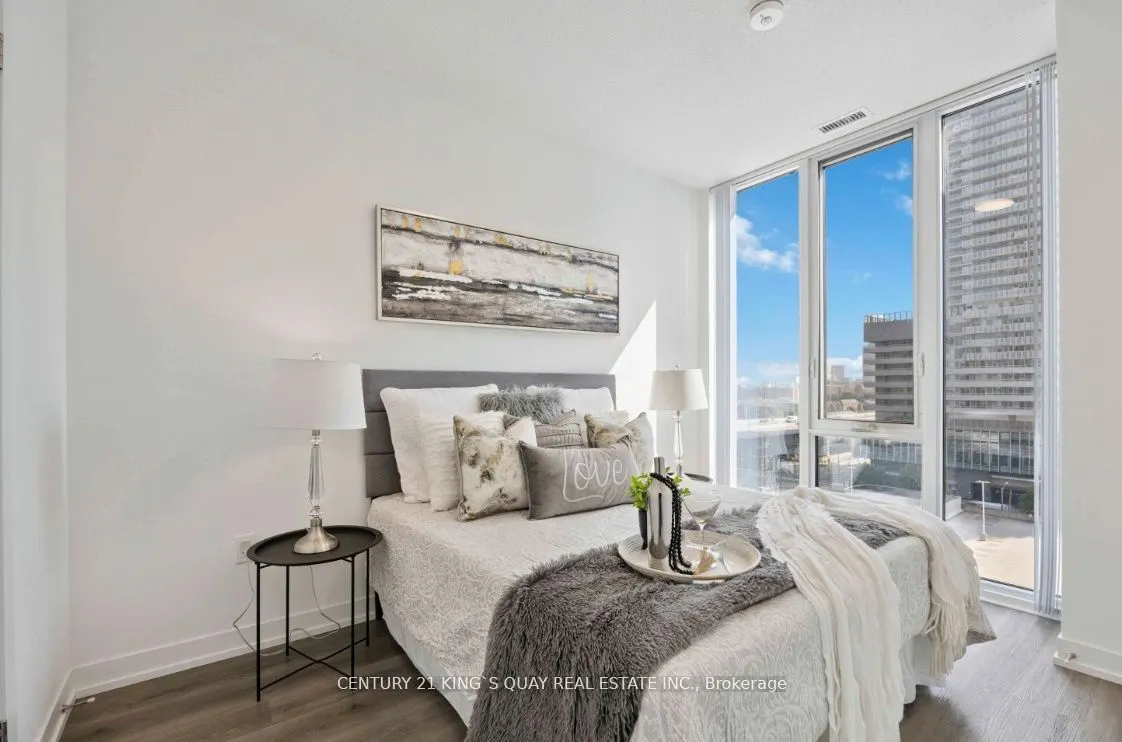 138 Downes Street, #905