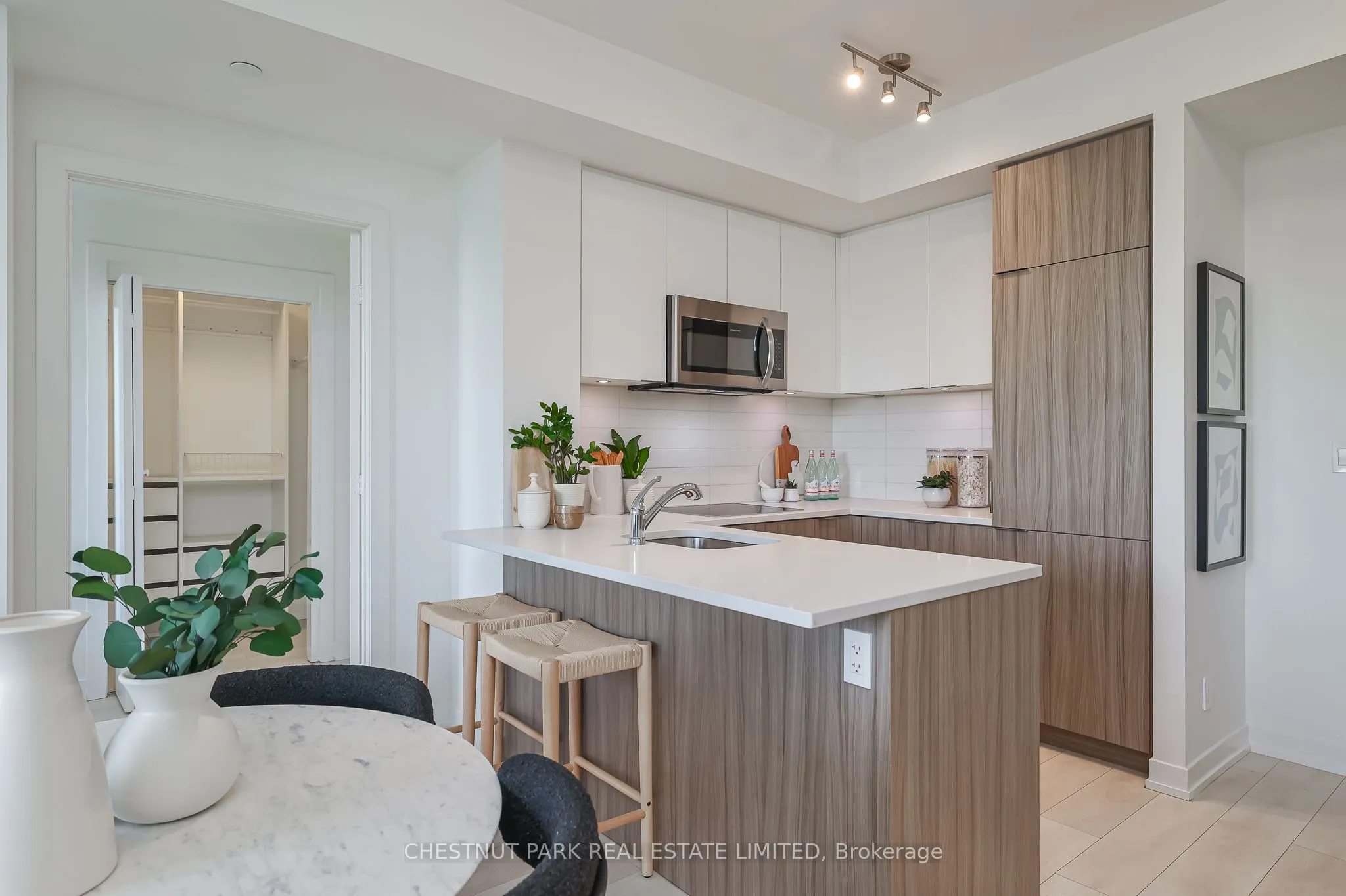 223 St Clair Avenue W, #704