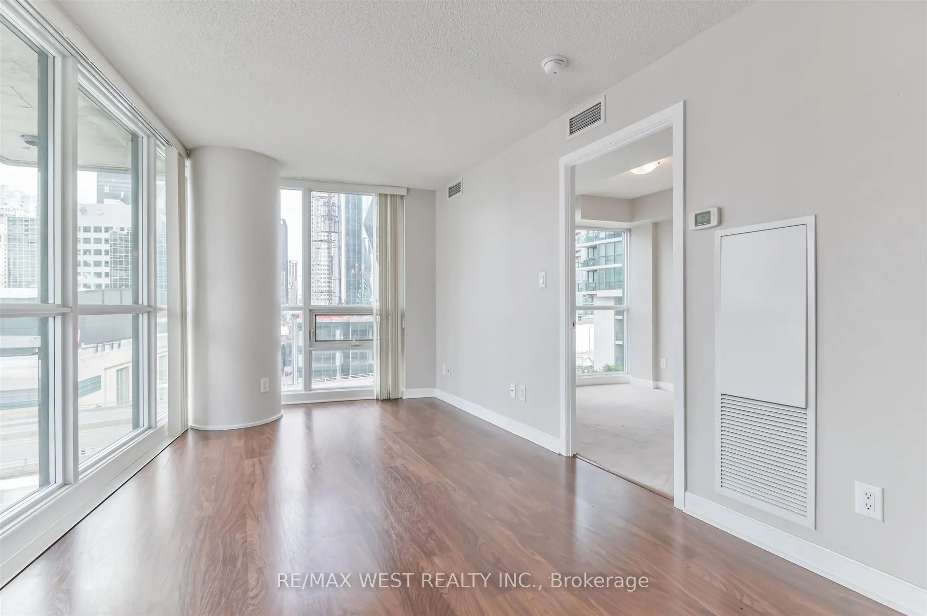 33 Bay Street, #903