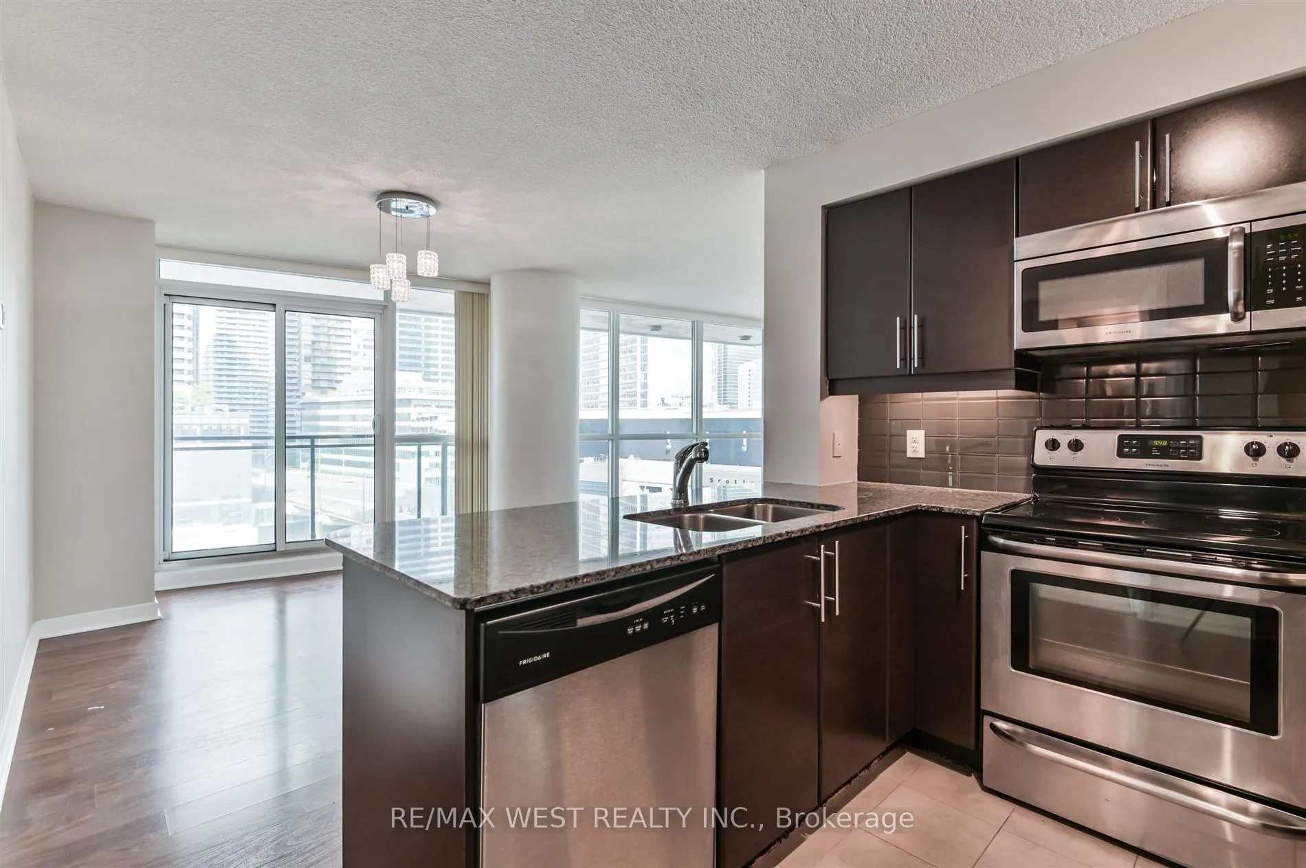 33 Bay Street, #903