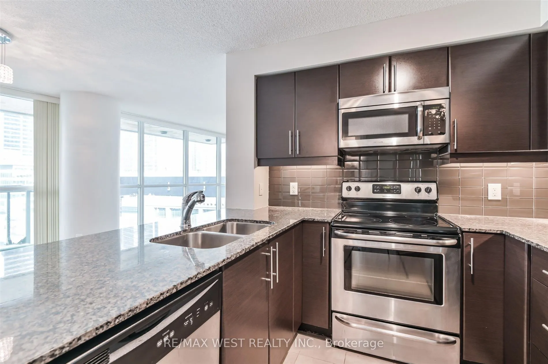 33 Bay Street, #903