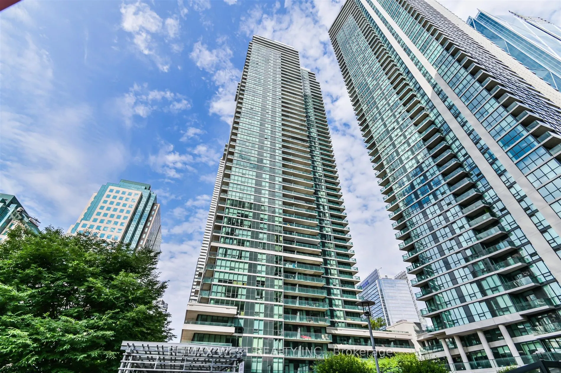 33 Bay Street, #903