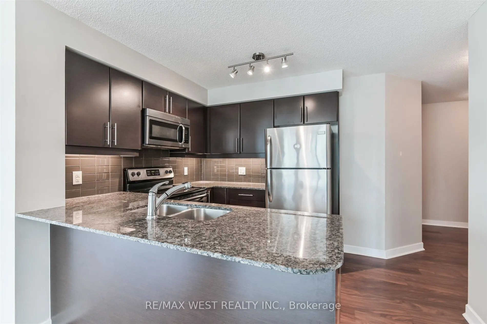 33 Bay Street, #903