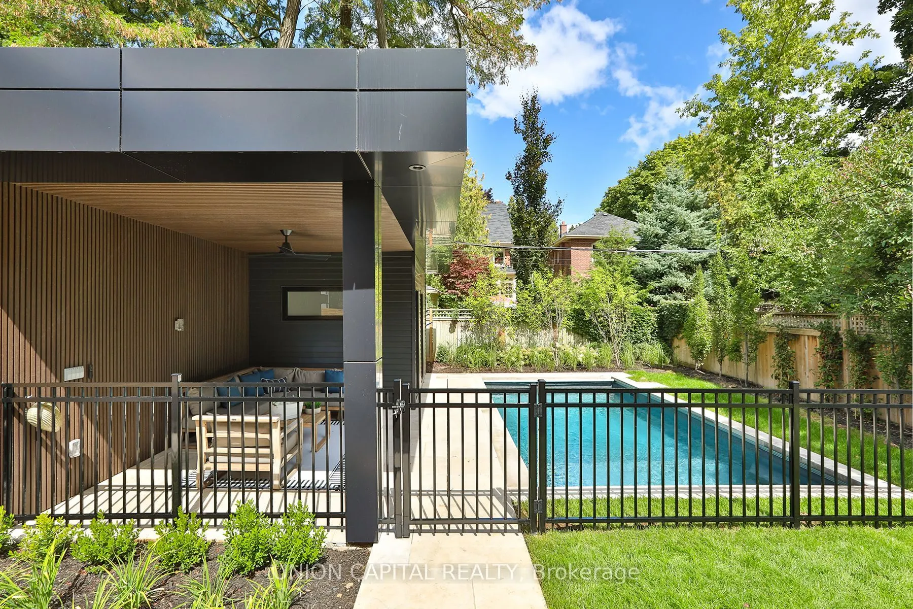 16 Lytton Boulevard