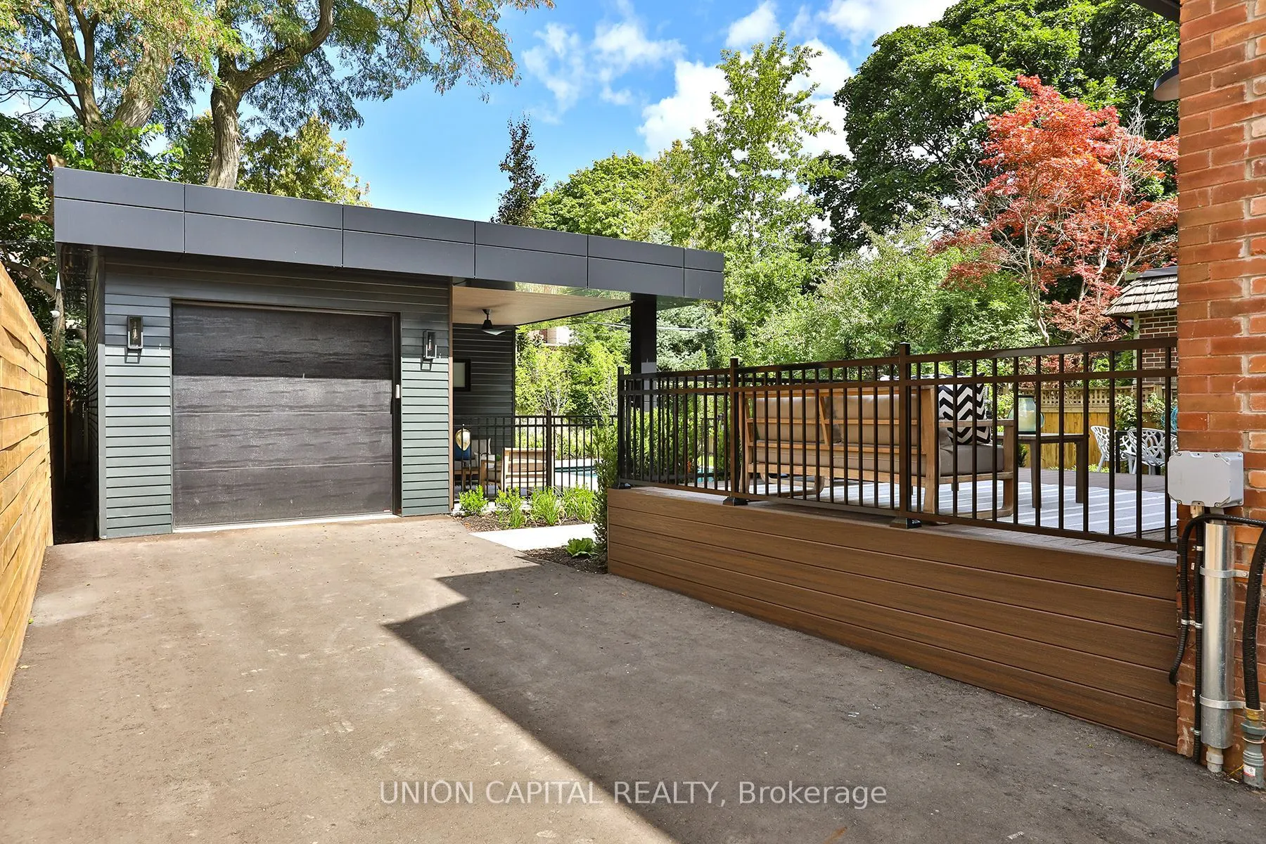 16 Lytton Boulevard