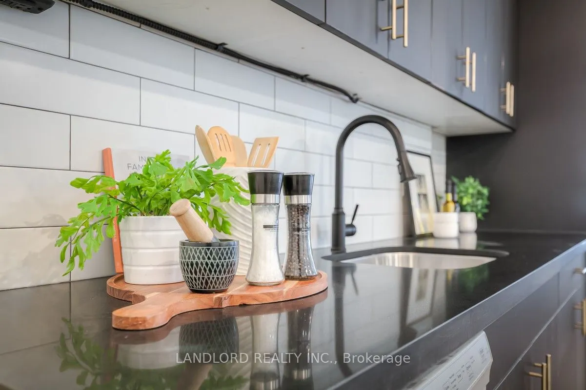 420 Eglinton Avenue E, #305