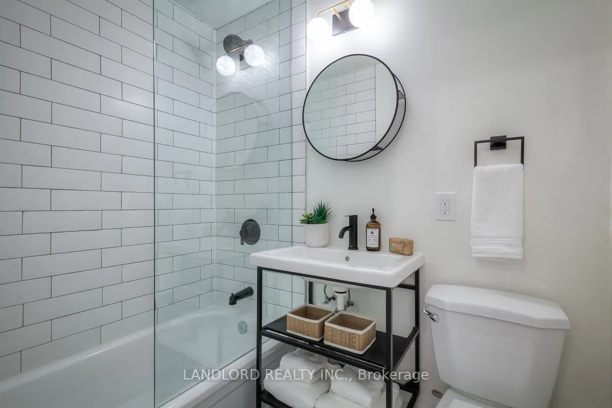 420 Eglinton Avenue E, #305