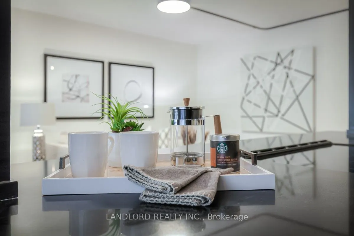 420 Eglinton Avenue E, #305