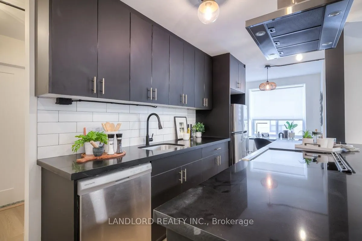 420 Eglinton Avenue E, #305