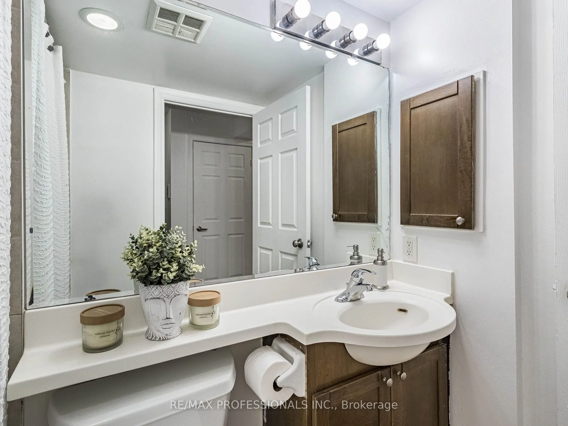 763 Bay Street, #707