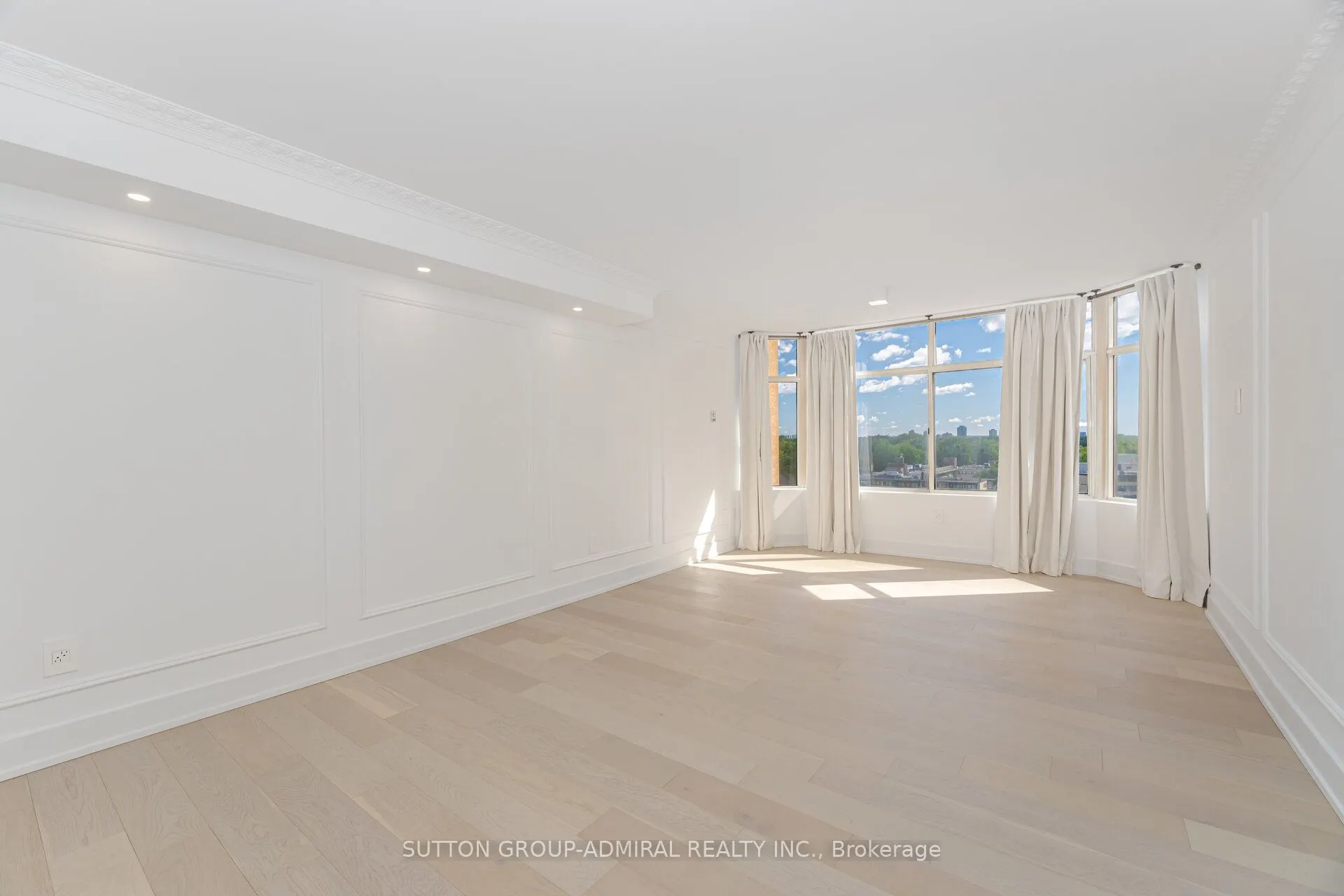900 Yonge Street, #902