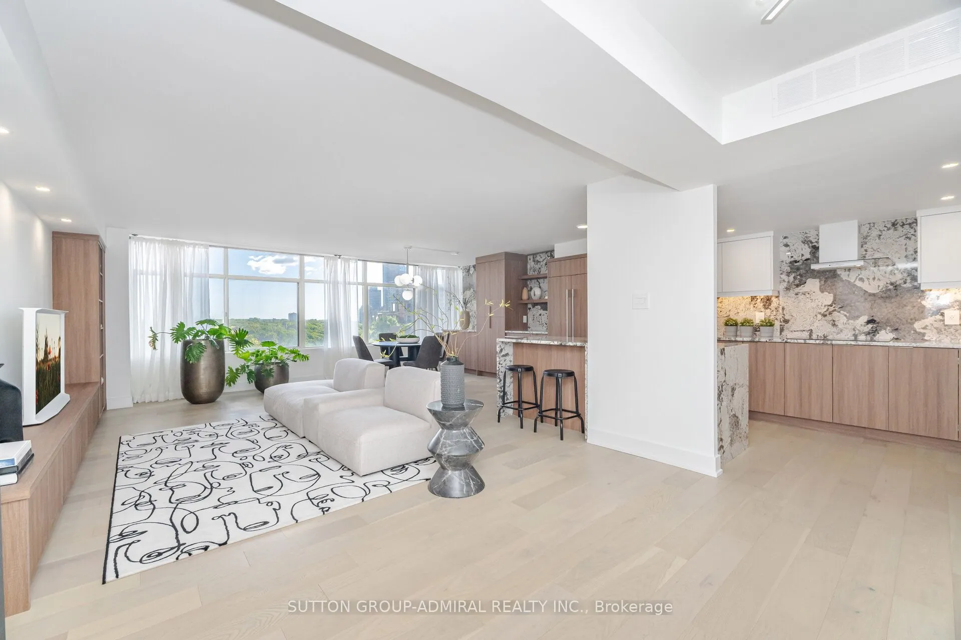 900 Yonge Street, #902