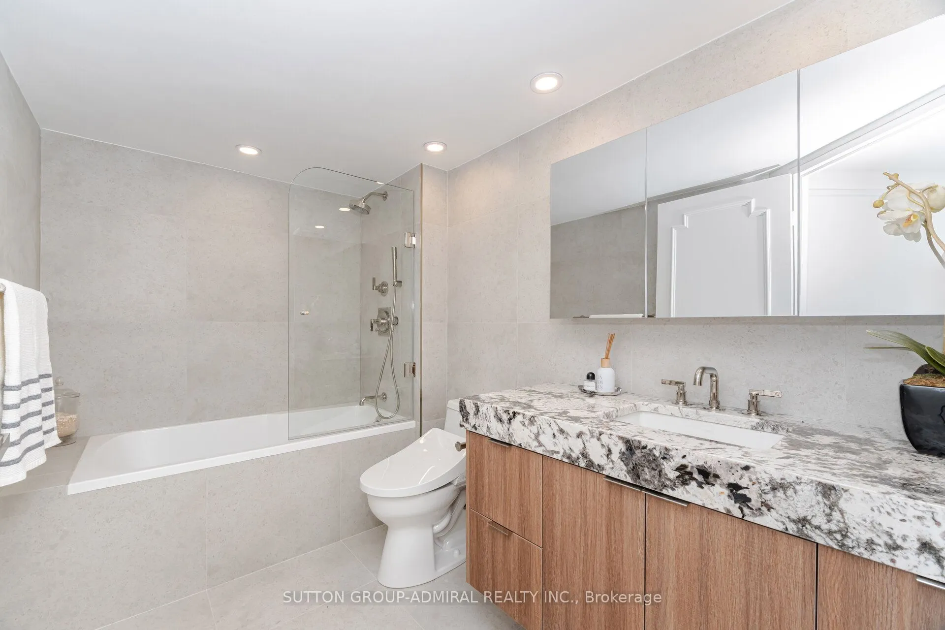 900 Yonge Street, #902