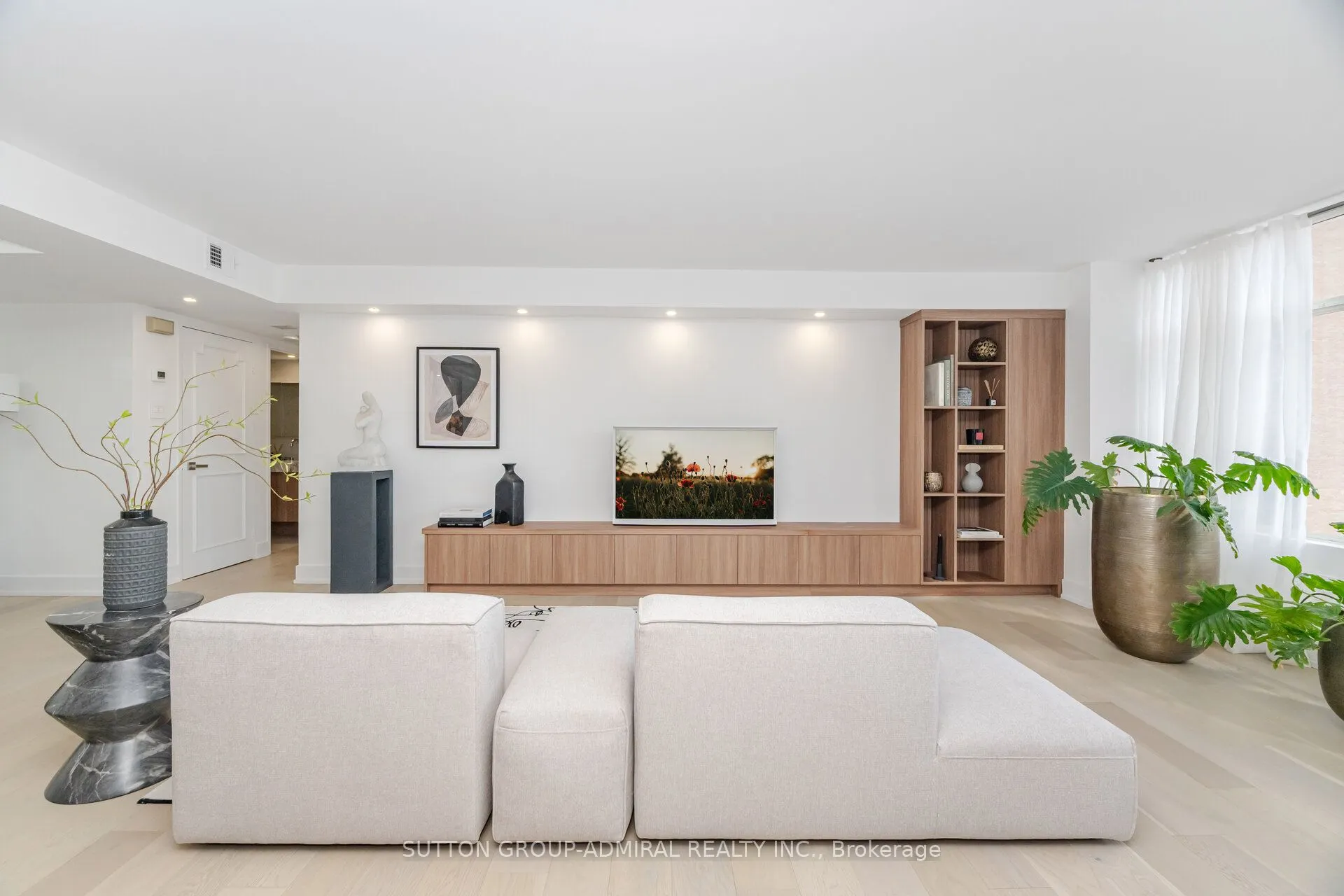 900 Yonge Street, #902