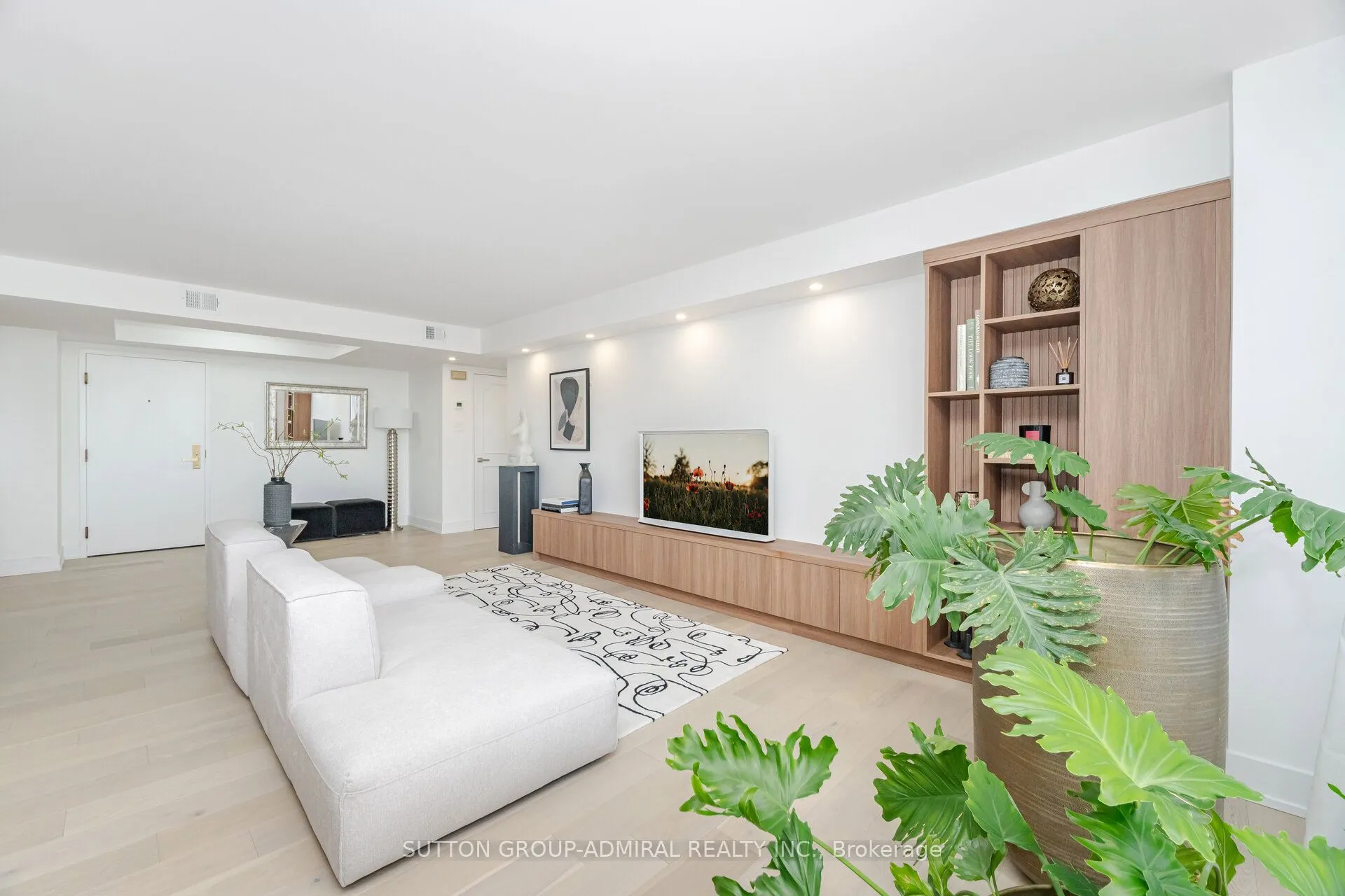 900 Yonge Street, #902