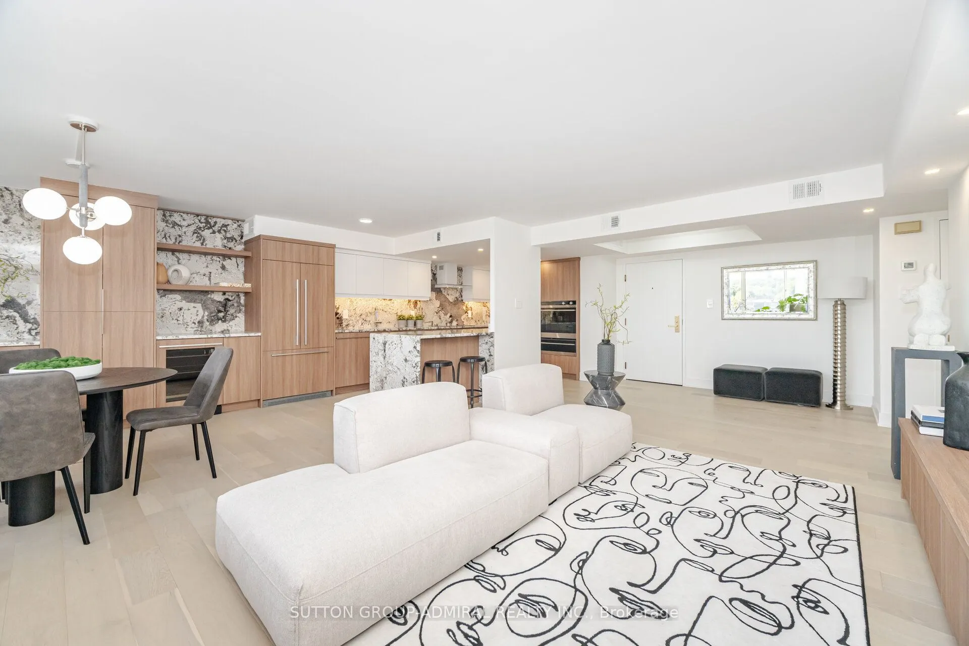 900 Yonge Street, #902