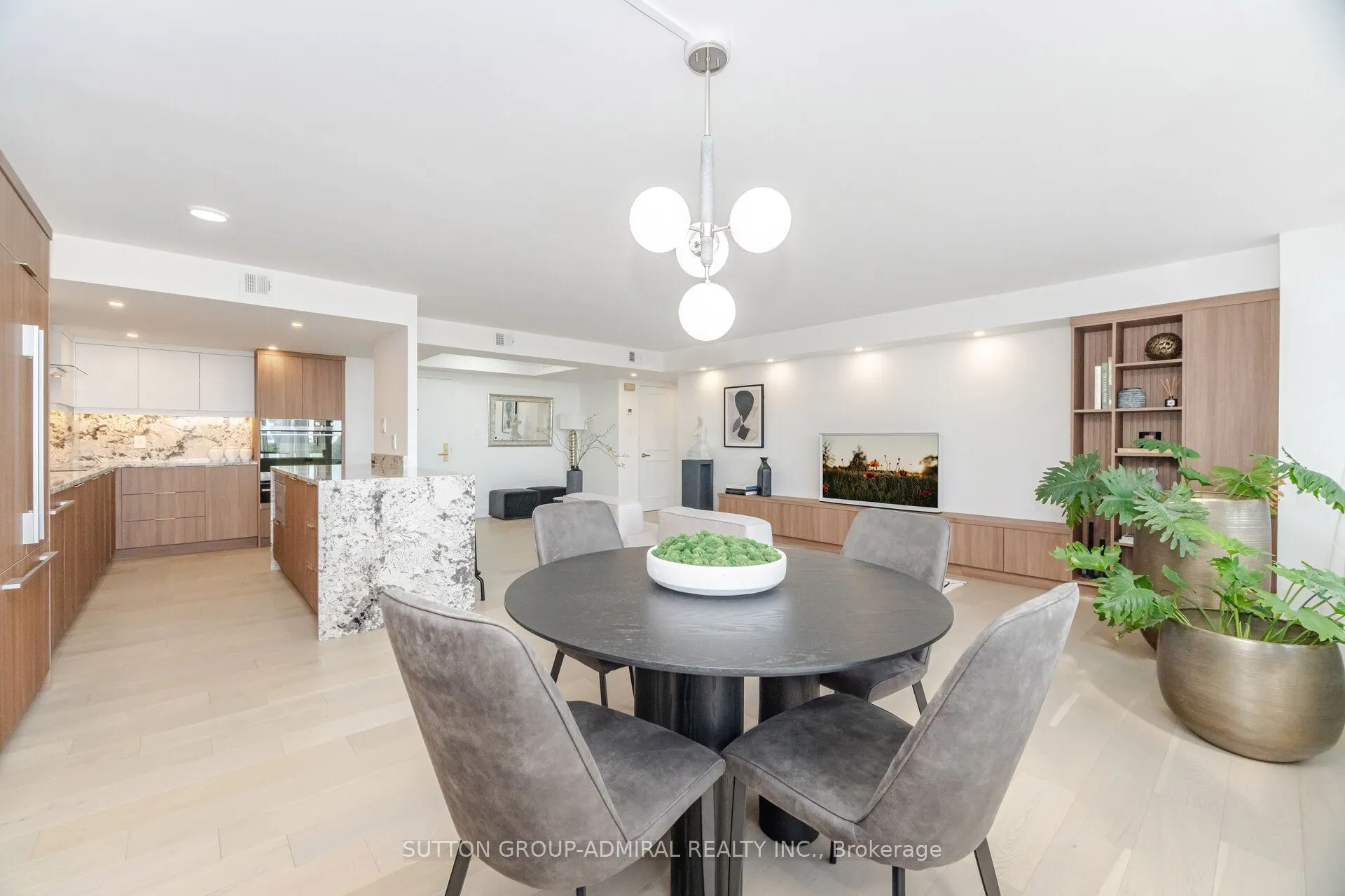900 Yonge Street, #902